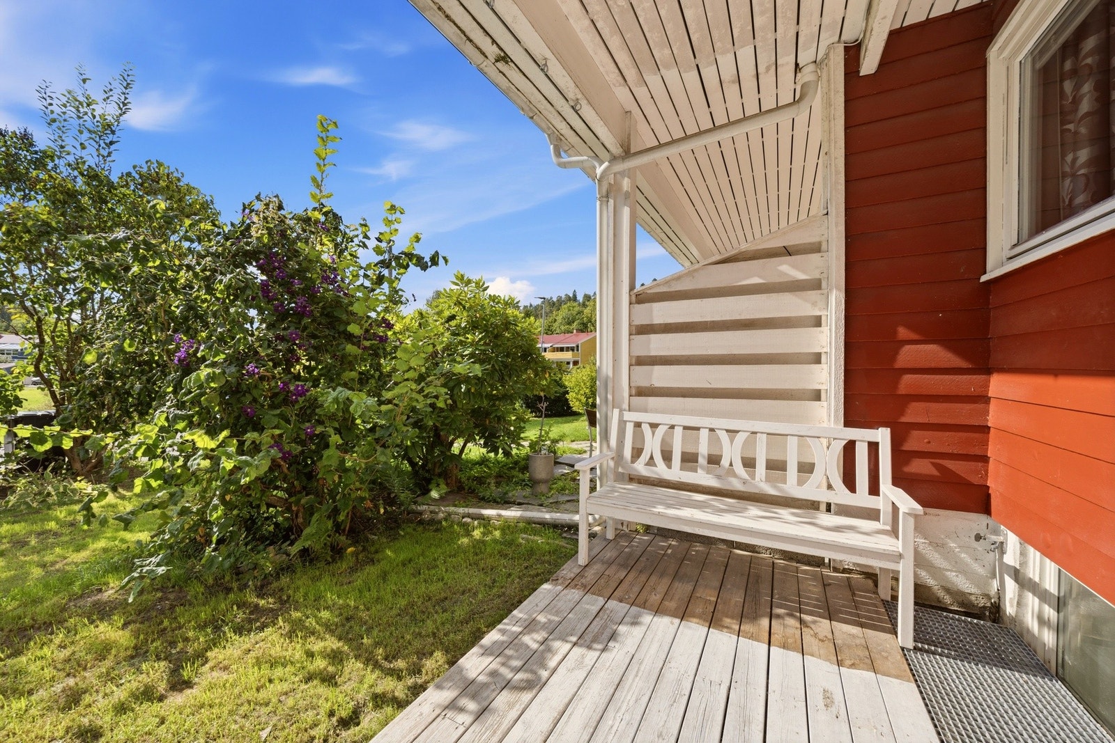 Boligen byr også på terrasse ved inngangspartiet. Galleribilde