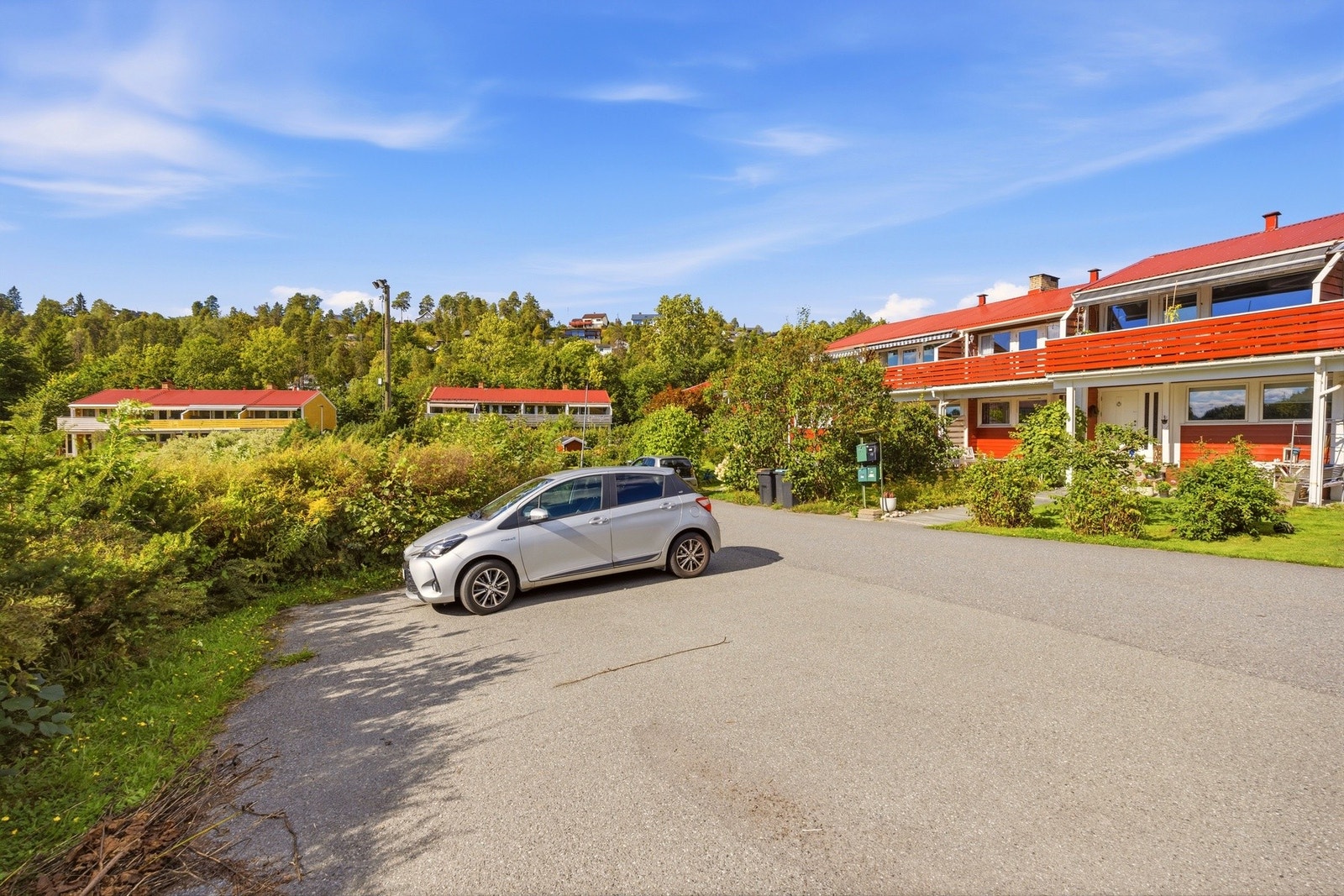 I tillegg er det plass til parkering på fellesareal. Galleribilde