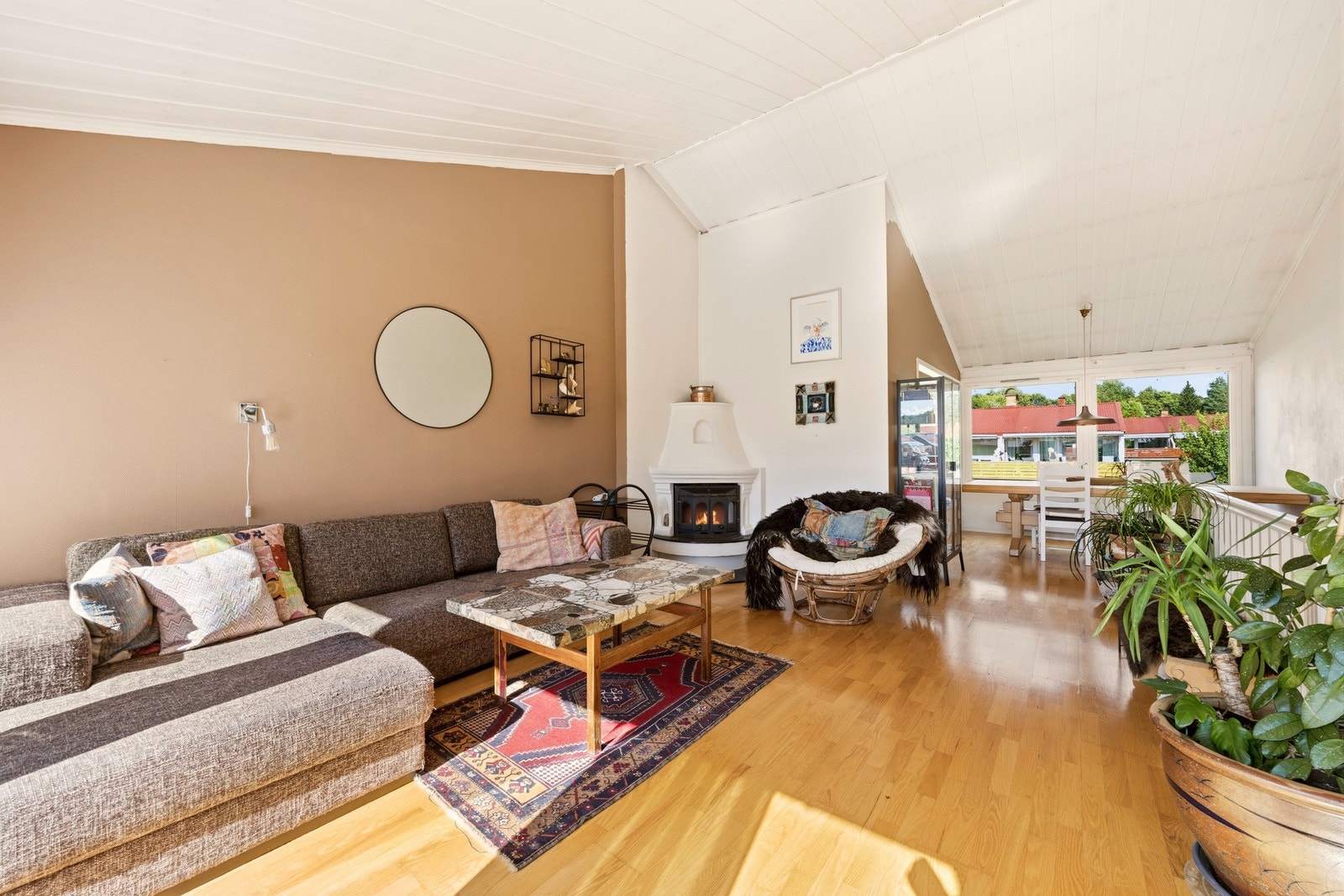 Her får du en romslig og innbydende stue med imponerende takhøyde og en lun peis. Galleribilde