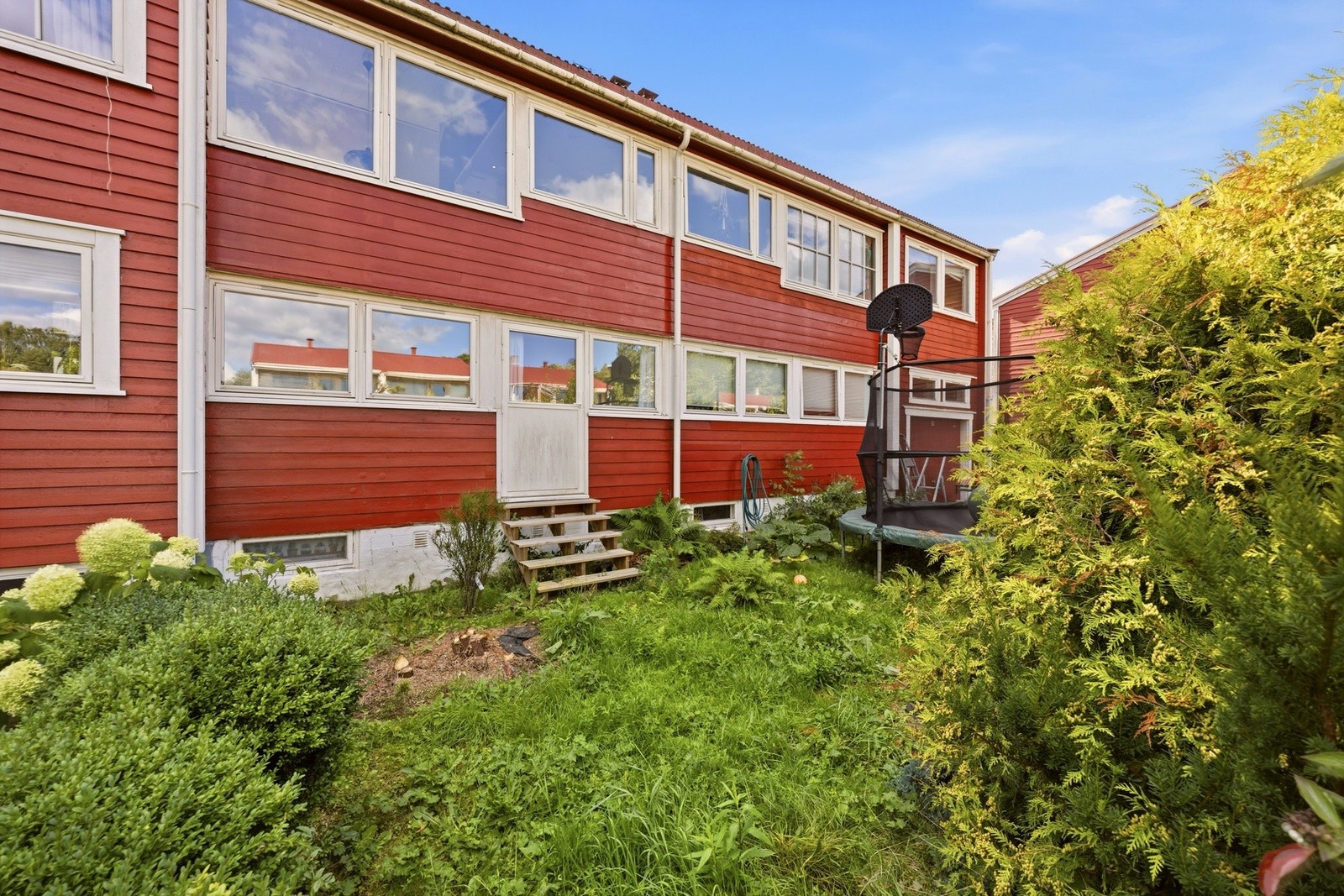 Perfekt for den hageglade som ønsker å skape sitt eget grønne uterom med beplantning og dyrking, samtidig som hagen byr på god plass til lek og moro for barna. Galleribilde