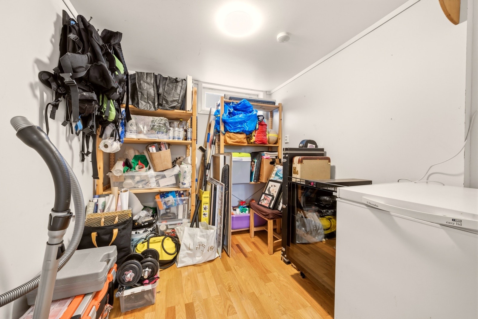 Praktisk og romslig bod i underetasjen som gir god lagringsplass. Galleribilde