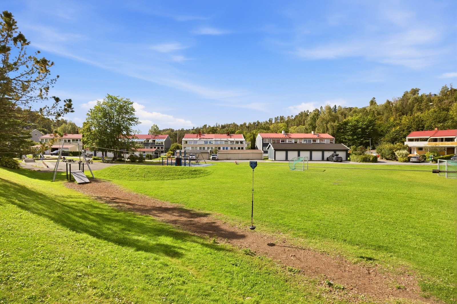 Eiendommen ligger i et veletablert boligområde med gode oppvekstsvilkår, rolige omgivelser og kort vei til både natur, sjø og servicetilbud. Galleribilde