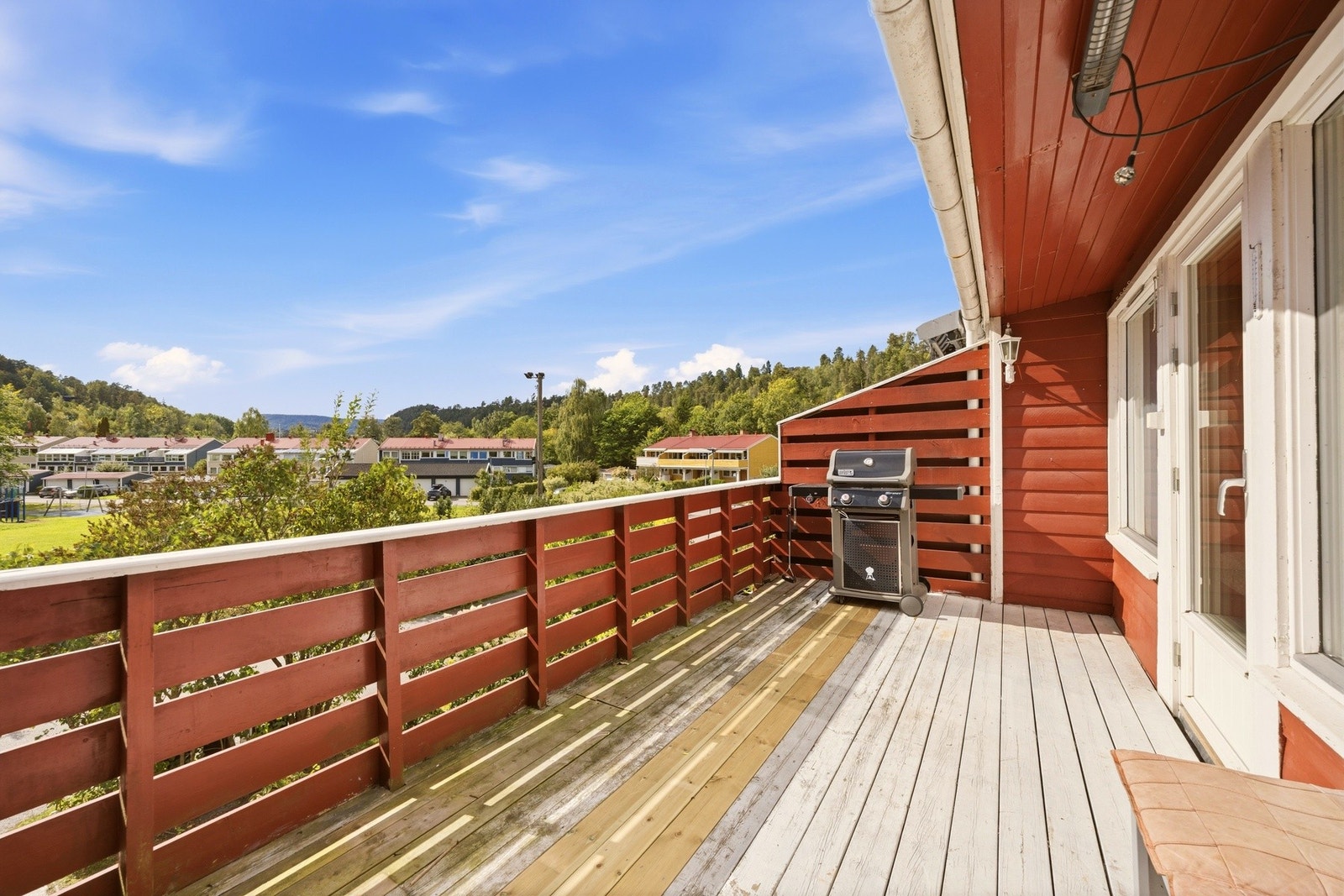 En innholdsrik og familievennlig bolig på 121 m² over tre plan, beliggende i et rolig og trygt nabolag med beboere i alle aldre. Galleribilde