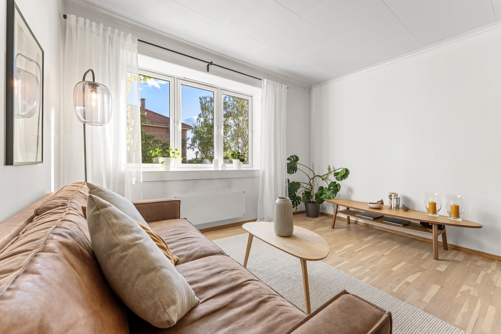 Stuen fremstår som lys og innbydende, et inntrykk som forsterkes av store vindusflater Galleribilde