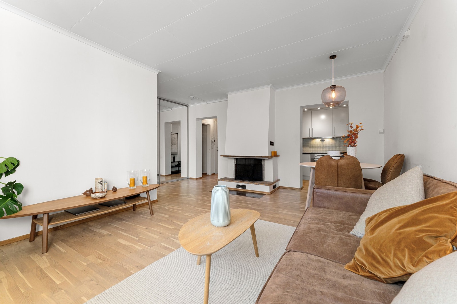 Her er det bra med plass for sofagruppe, tv-løsning og tilhørende møblement Galleribilde