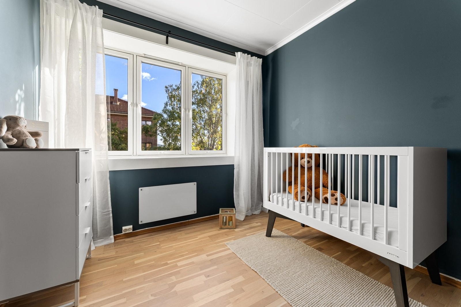 Soverom 2 med god plass til større seng og garderobe Galleribilde