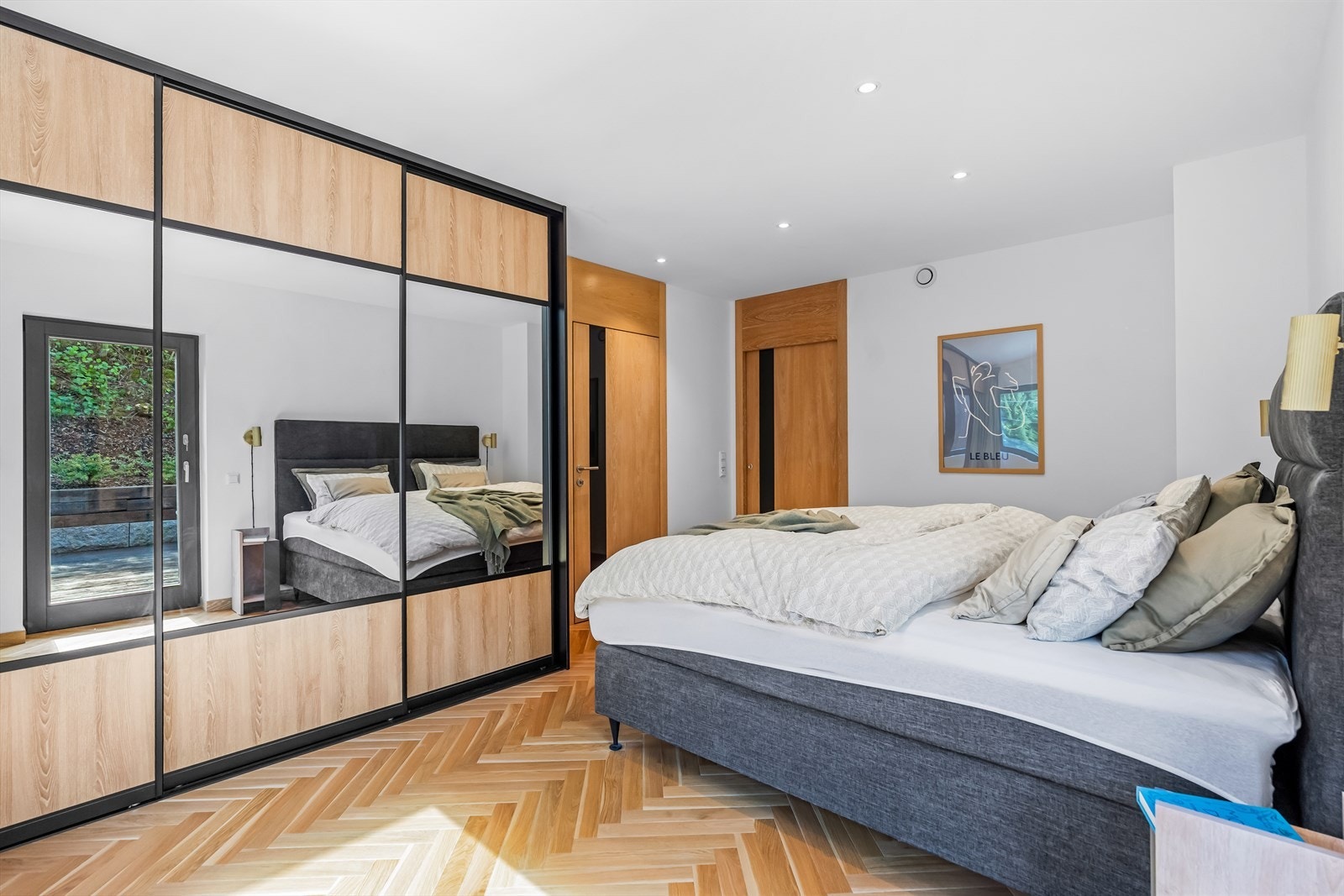 Hovedsoverommet er stort og generøst, med en stor garderobeløsning, utgang til terrasse og en-suite bad. Galleribilde