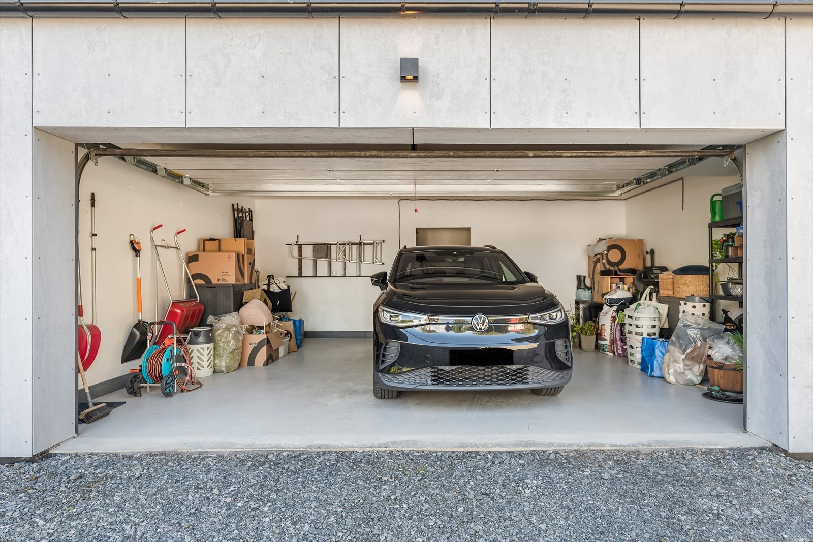 Dobbelgarasje med lader til elbil. Galleribilde