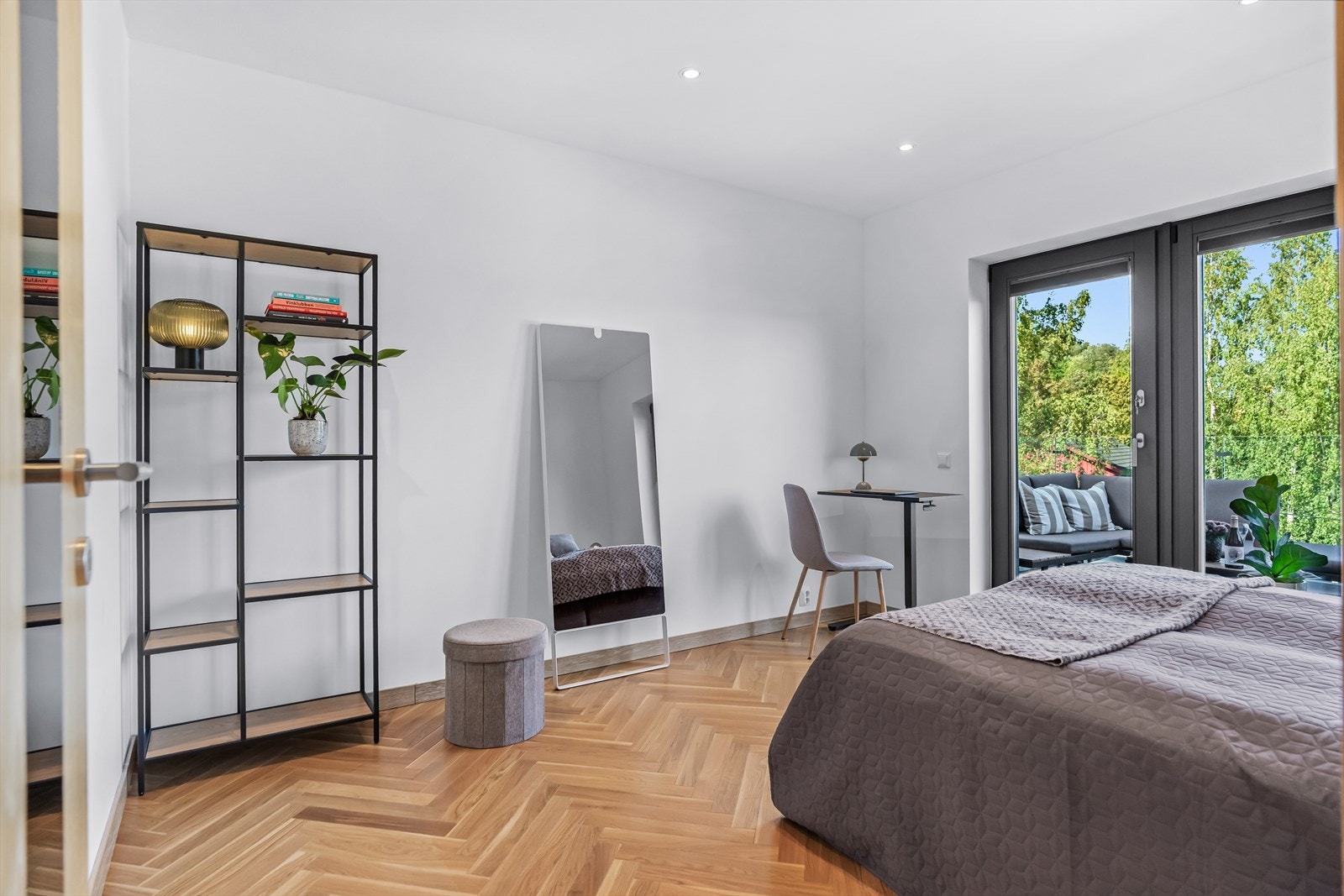 Også her er det plass til gode garderobeløsninger, og det er utgang til en herlig uteplass. Galleribilde
