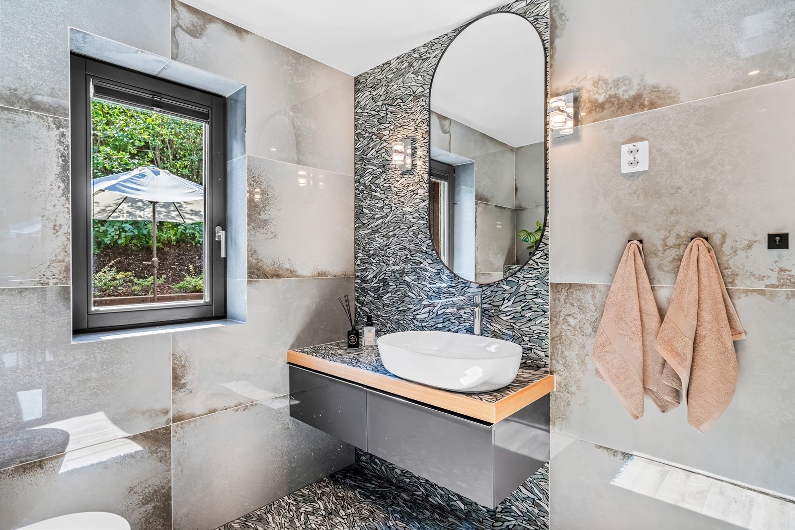 En-suite badet er lekkert flislagt og oppleves eksklusivt. Galleribilde