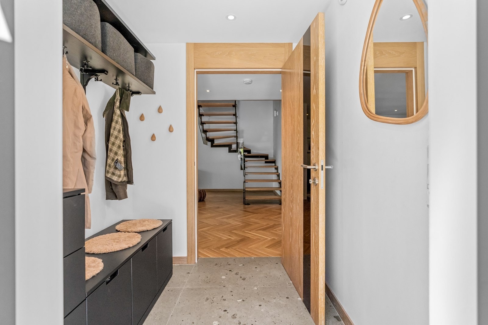 Velkommen inn! Du kommer inn i et innbydende og delikat inngangsparti med gode oppbevaringsløsninger. Galleribilde