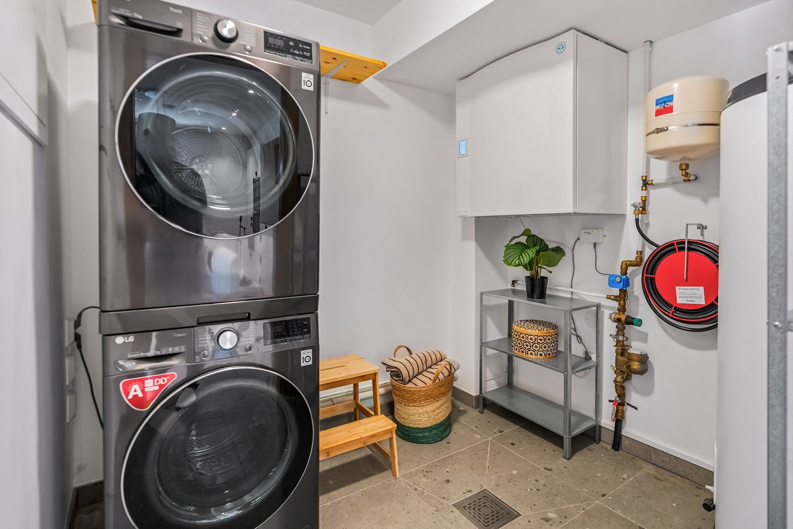 Teknisk rom med opplegg for vaskemaskin og tørketrommel. Galleribilde