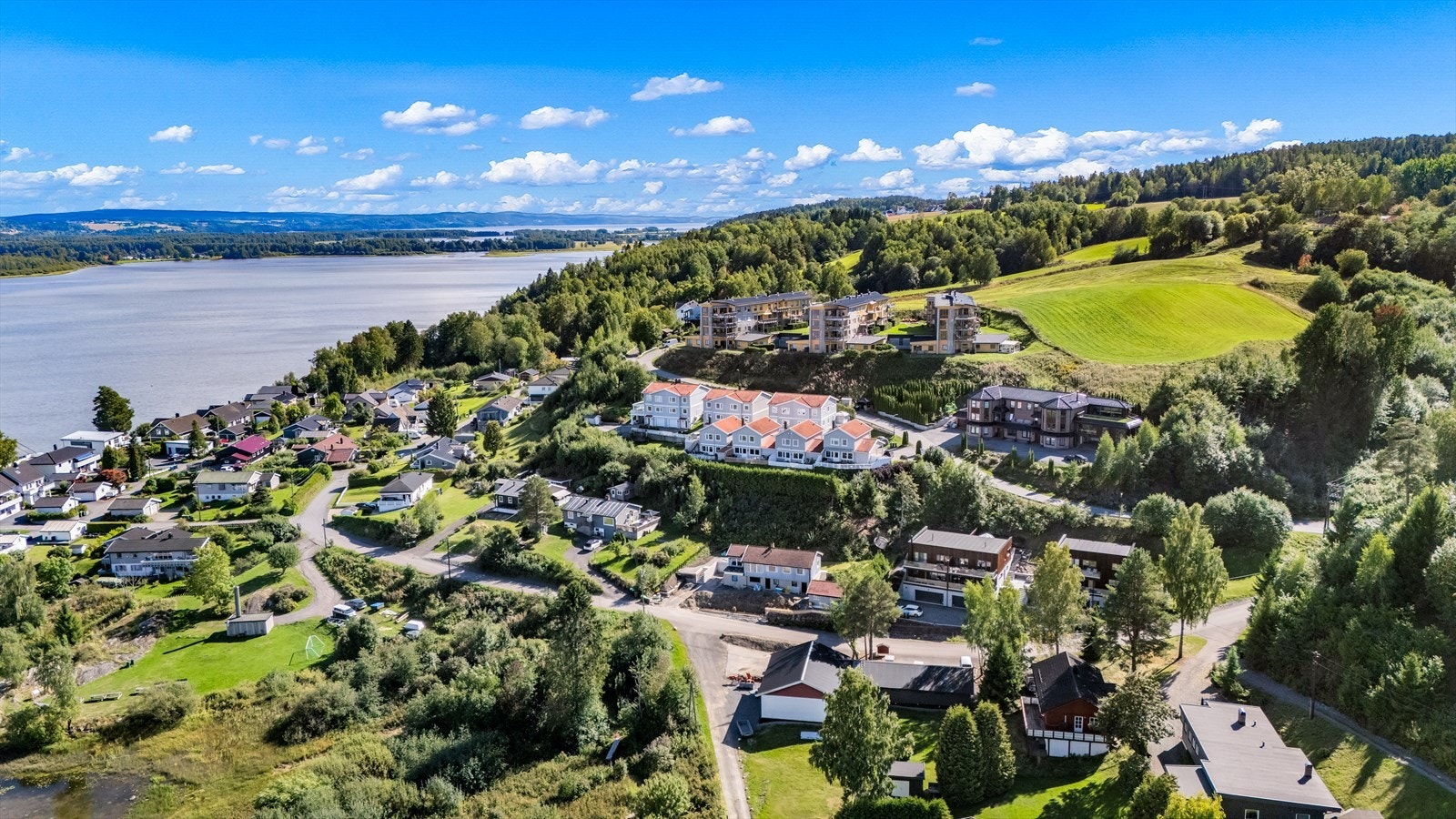 Eiendommen har en attraktiv beliggenhet i et stille og svært barnevennlig boligområde på Fjerdingby i Rælingen kommune. Galleribilde