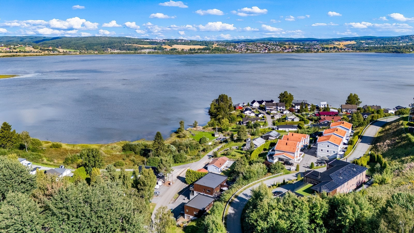 Området byr på vakker utsikt mot Øyeren og har kort avstand til både skoler, barnehager og offentlig transport. I tillegg er det kort vei til et bredt utvalg av fasiliteter og servicetilbud. Galleribilde