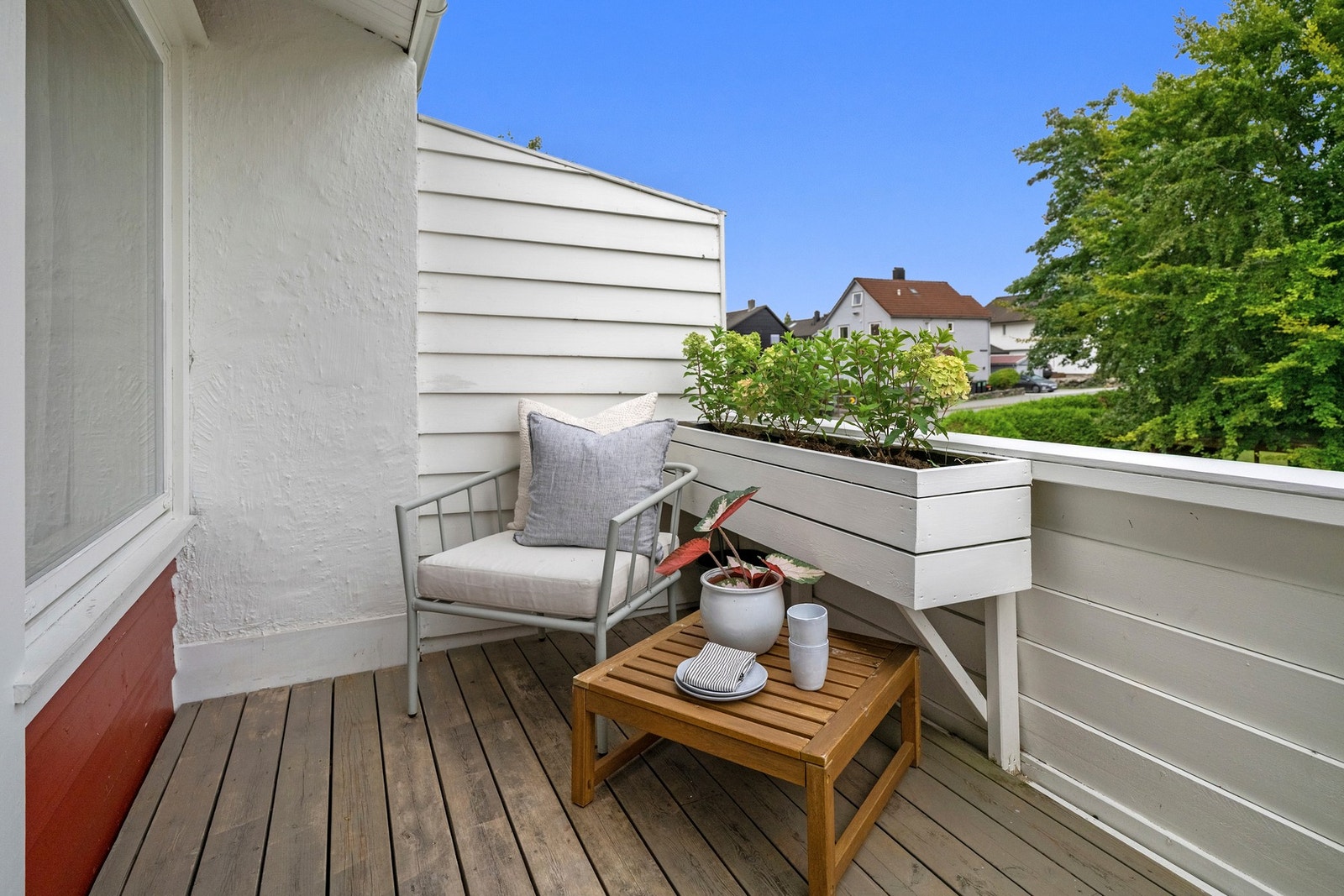 Balkongen har en hyggelig stedbygd blomsterkasse. Galleribilde