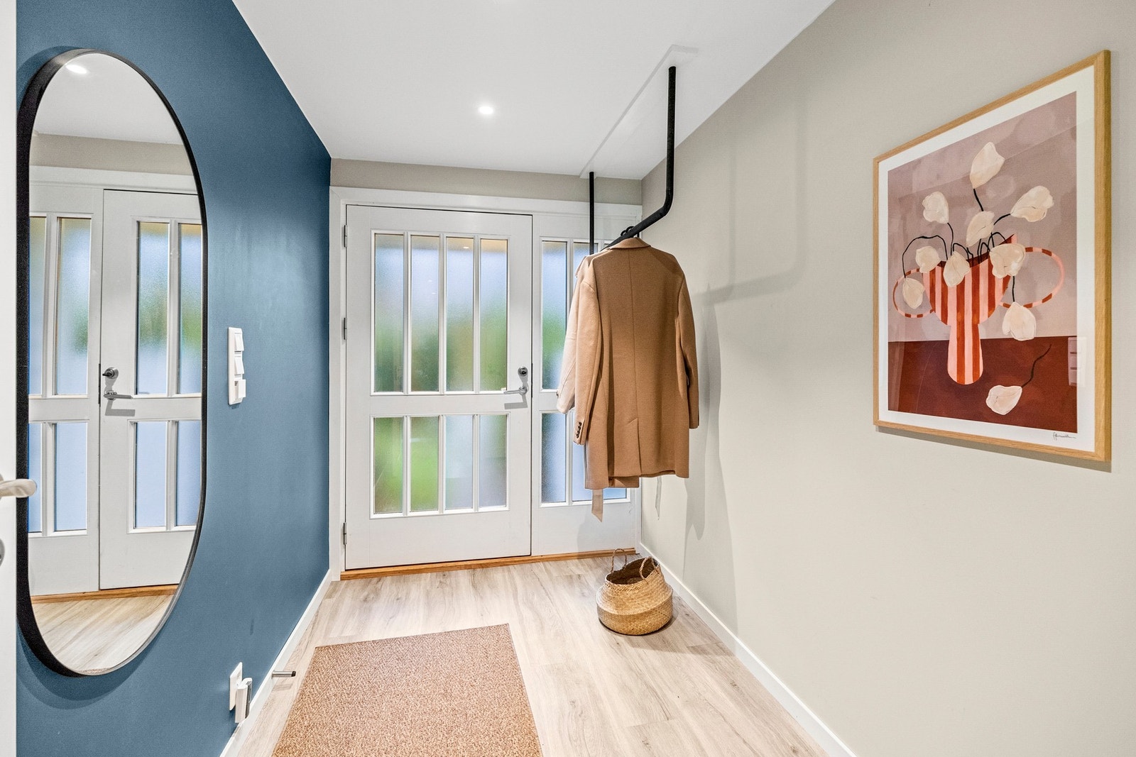 Entréområdet gir et godt førsteinntrykk og har naturlig plass til yttertøy og sko før man beveger seg videre inn i boligen. Galleribilde