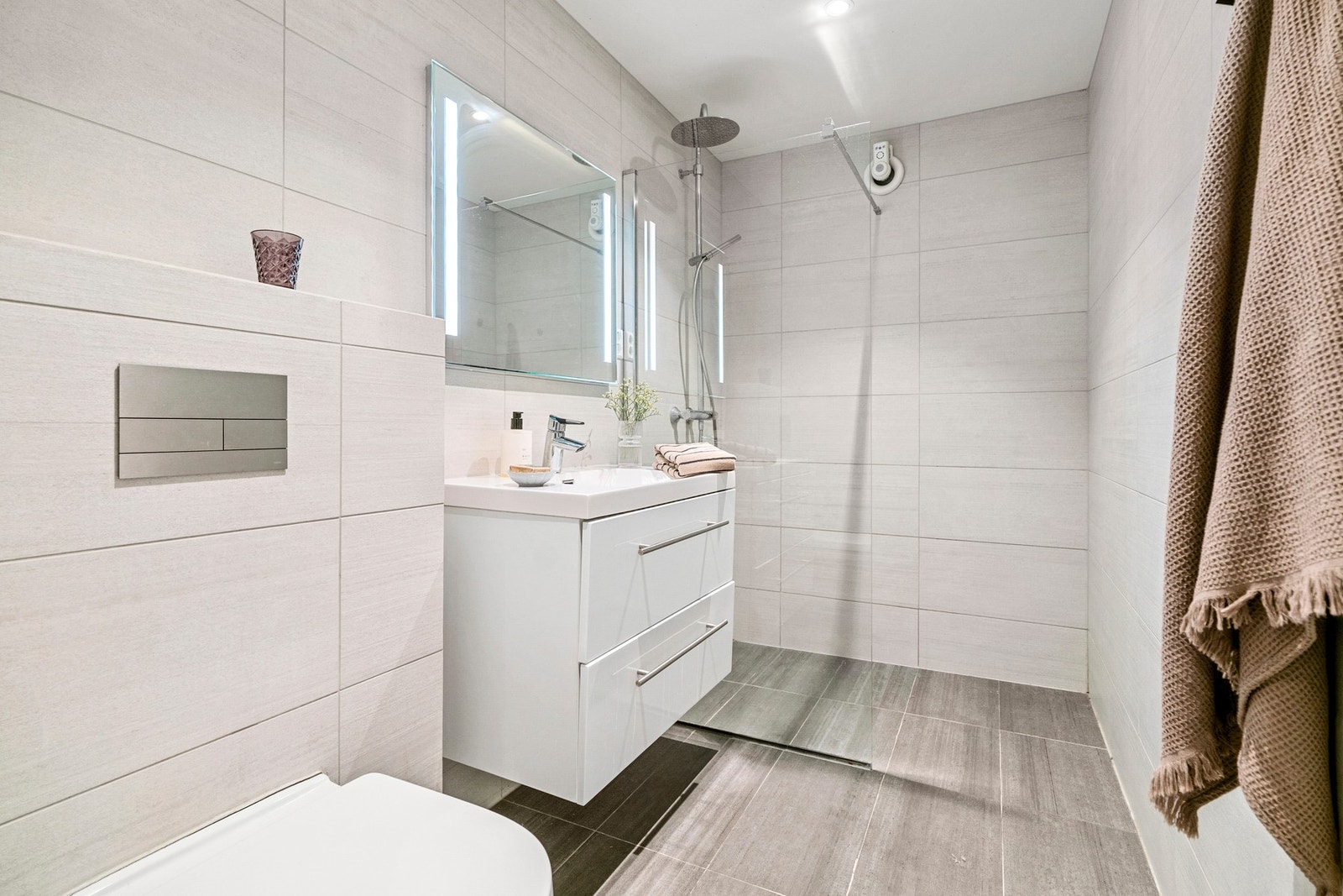 Badet i første etasje ble totalrenovert i 2020 og fremstår som et moderne og delikat baderom med et stilrent, tidløst uttrykk. Galleribilde