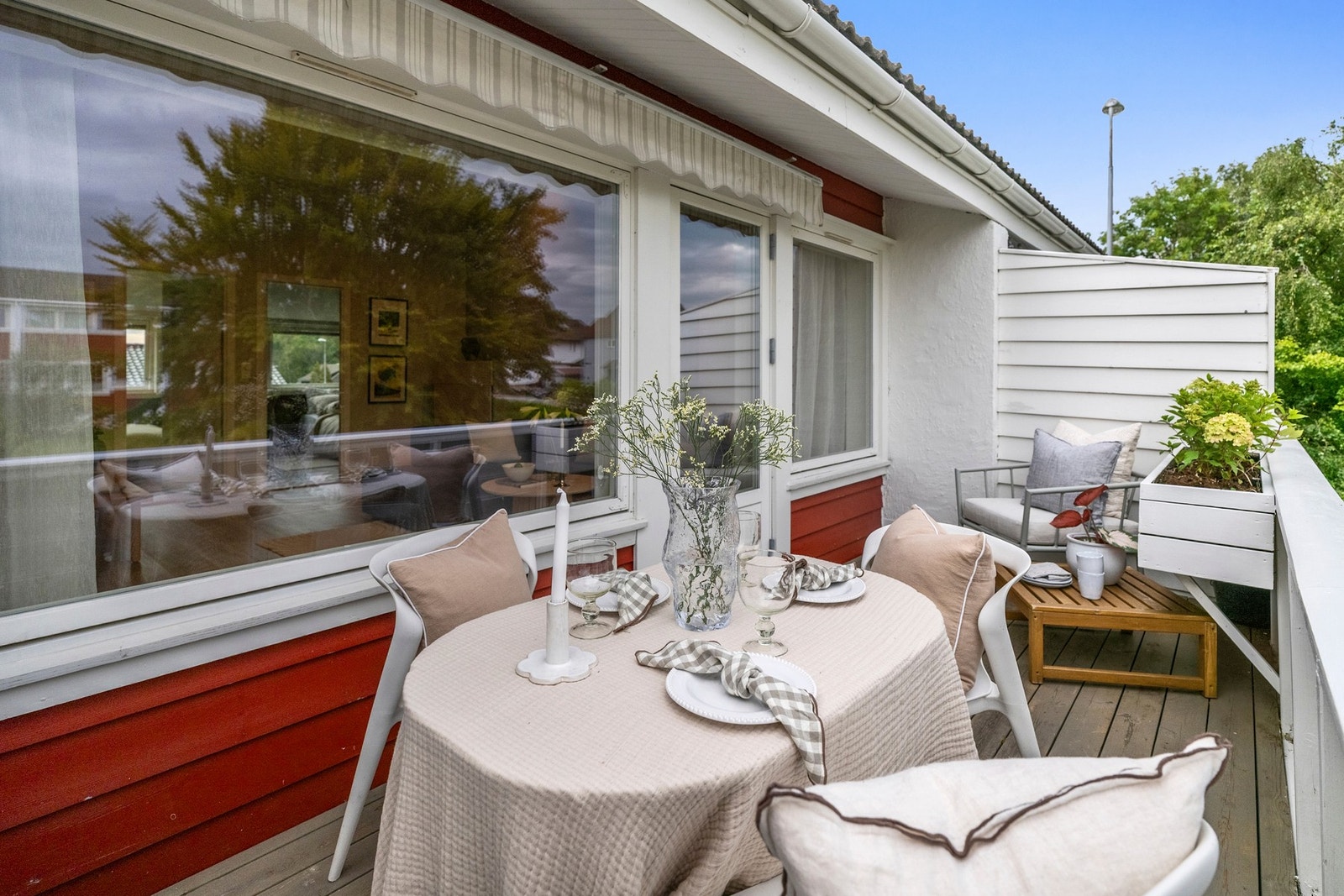 Fra stuen er det utgang til en sørvestvendt balkong på ca. 10 m². Galleribilde