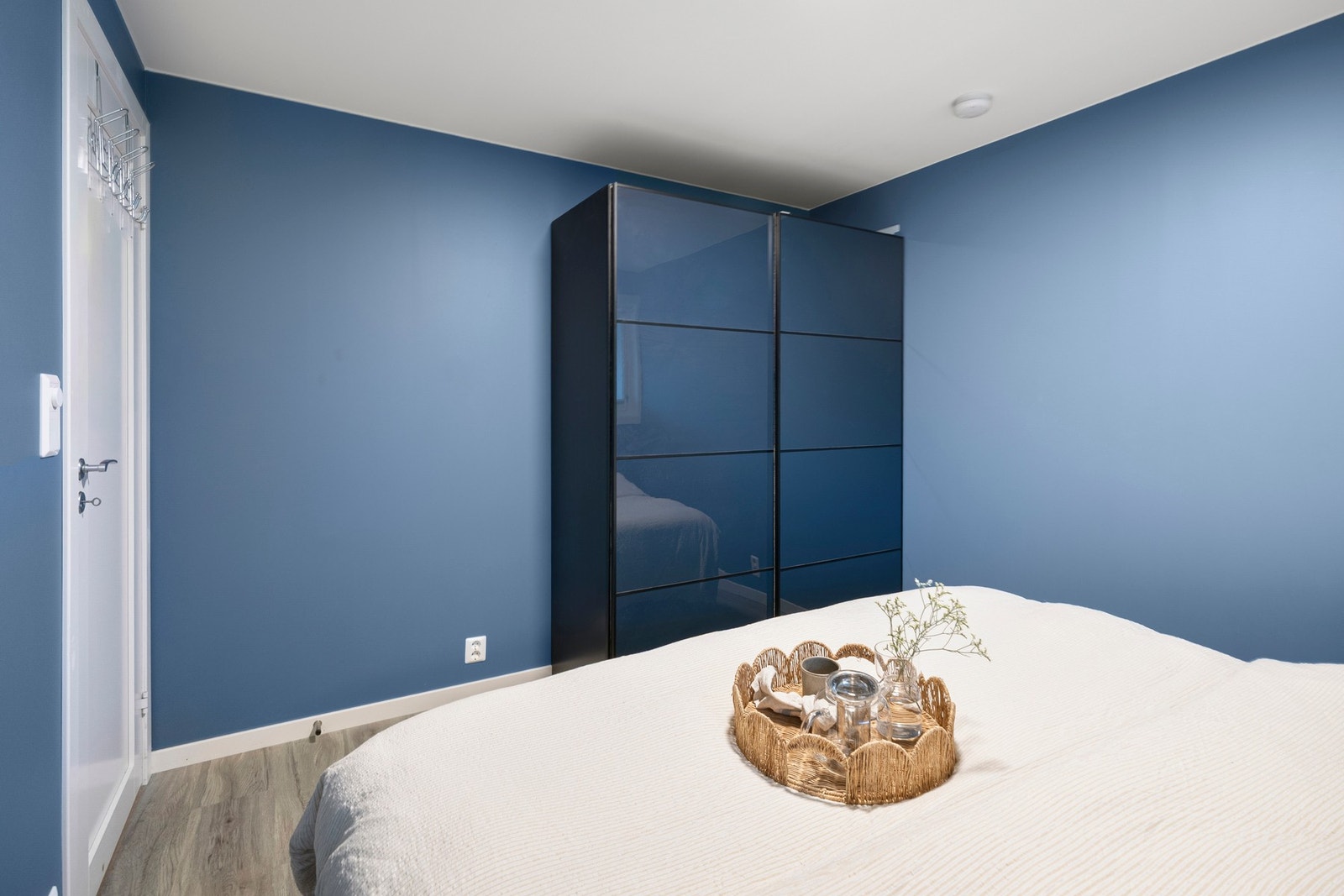 Det er utstyrt med en skyvedørsgarderobe. Galleribilde