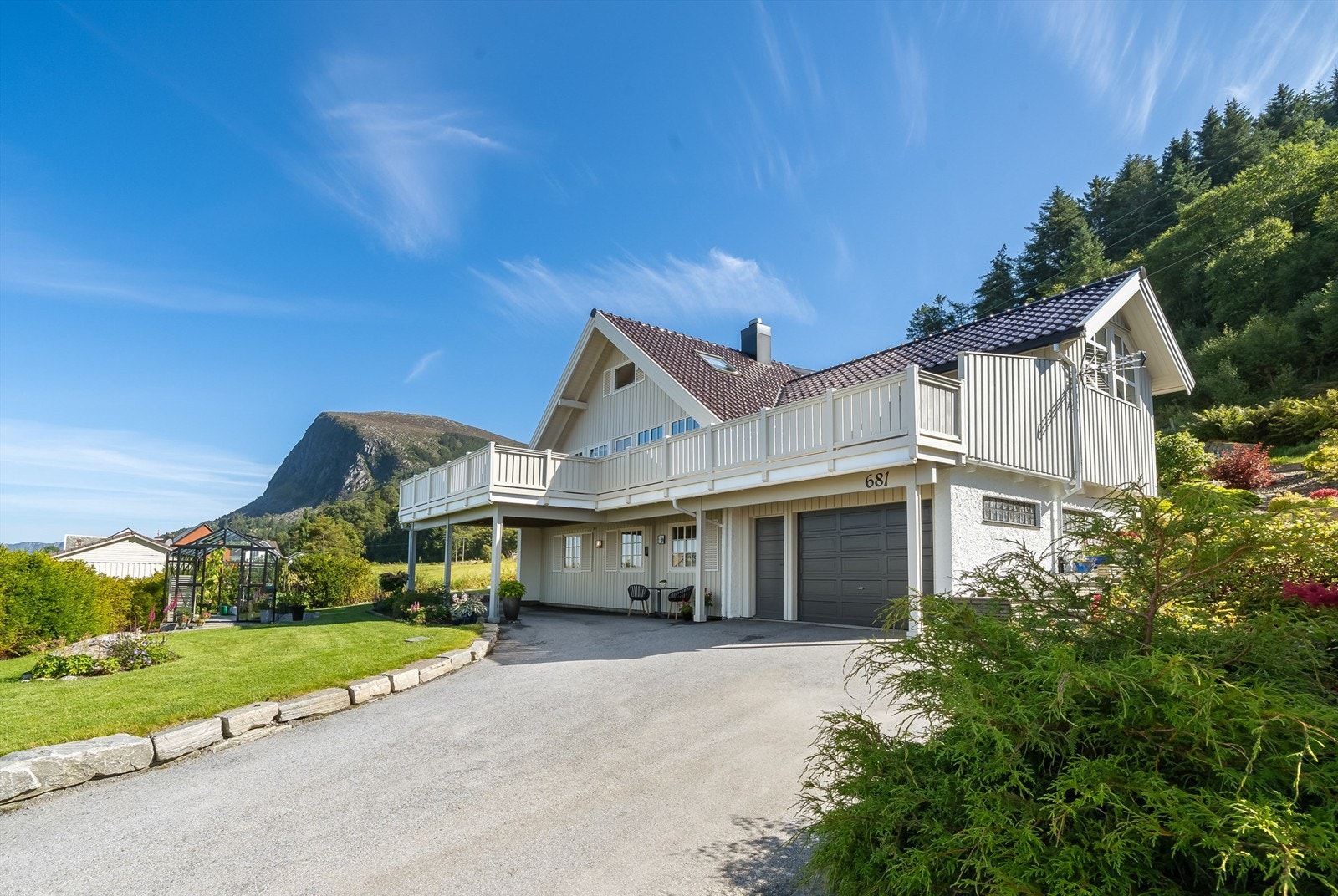 Enebolig oppført i 1980 med garasje og flott opparbeidet uteområde. Galleribilde