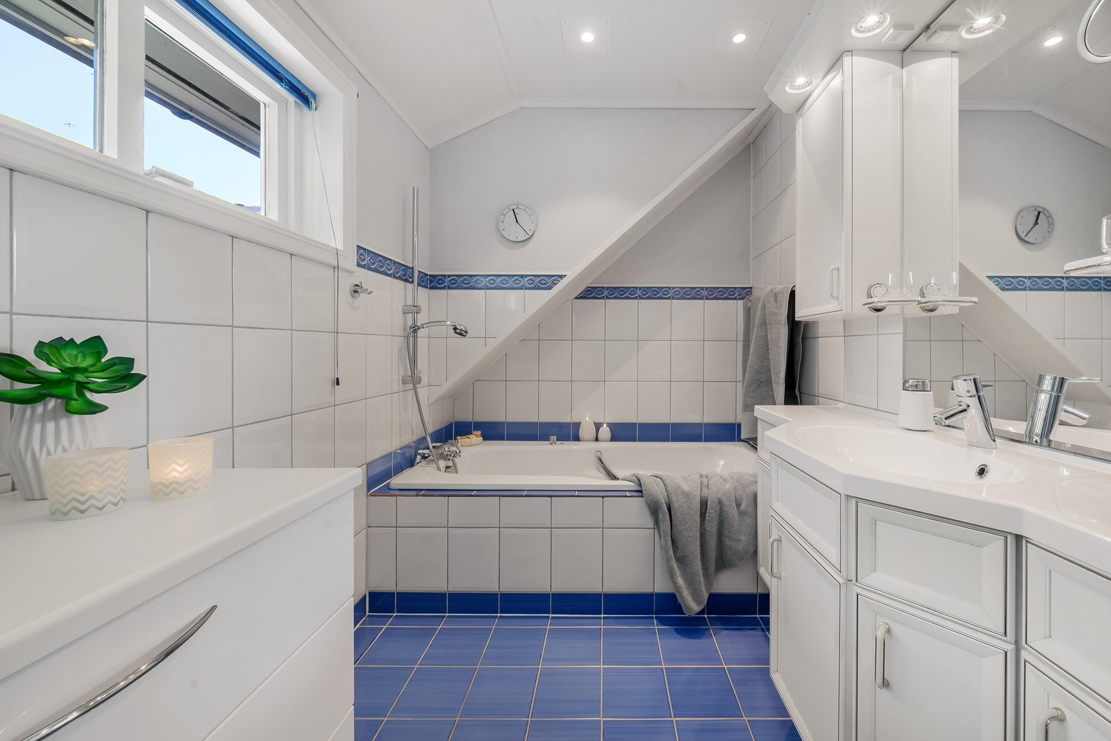 Bad med badekar i etasje over stuen. Galleribilde
