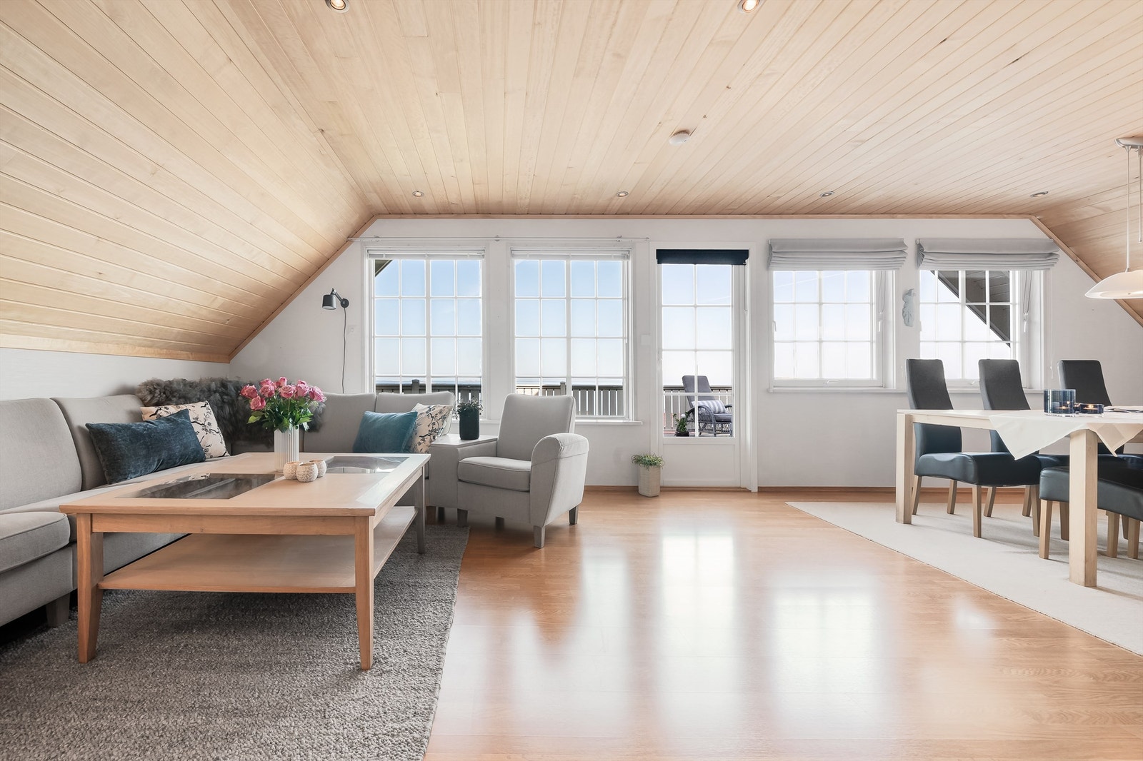 Utgang til veranda fra stuen. Galleribilde