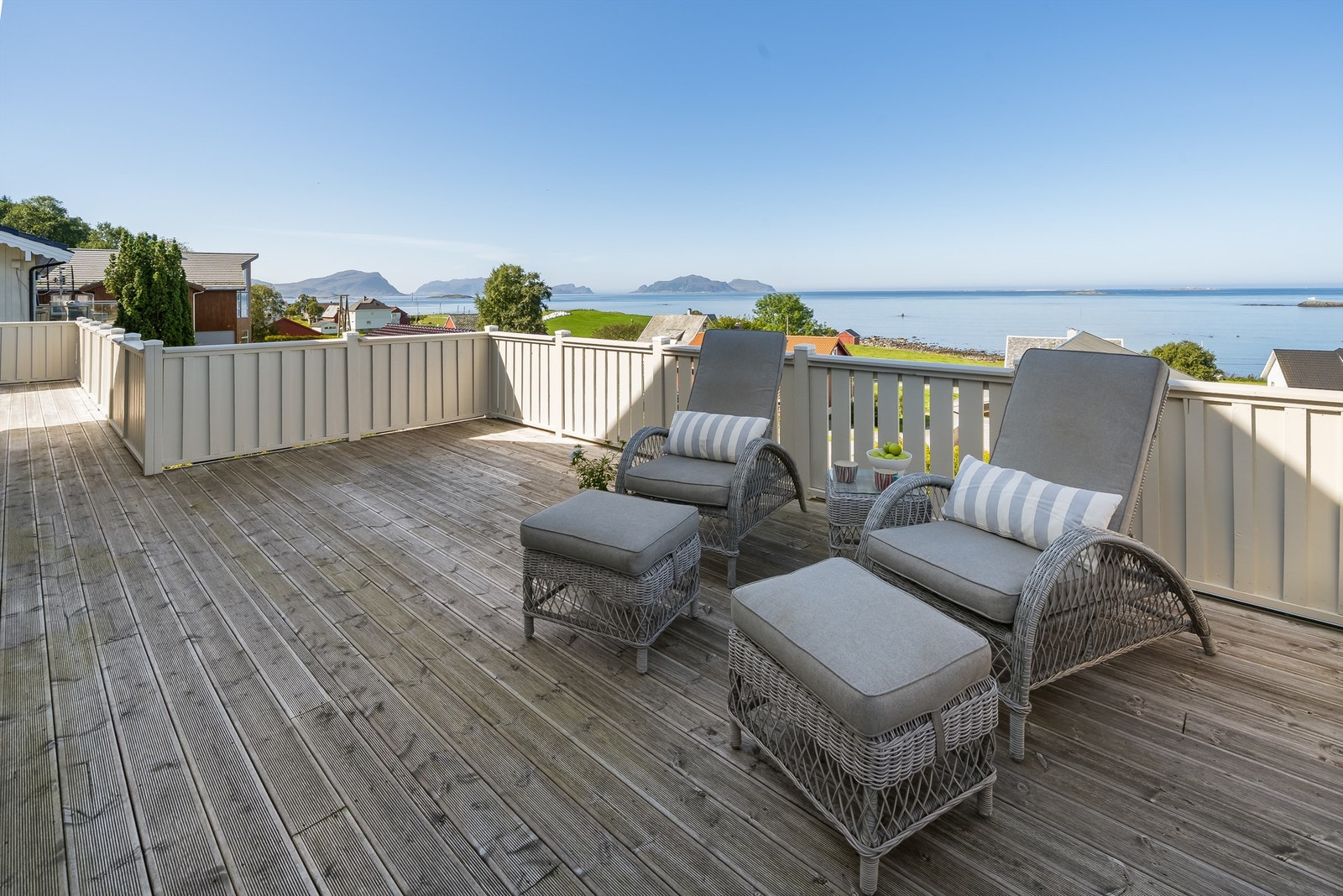 Romslig terrasse med god plass til utemøbler. Galleribilde