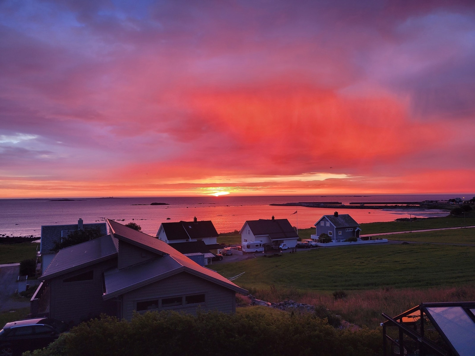 Utsikt fra eiendommen ved solnedgang. Privat foto. Galleribilde