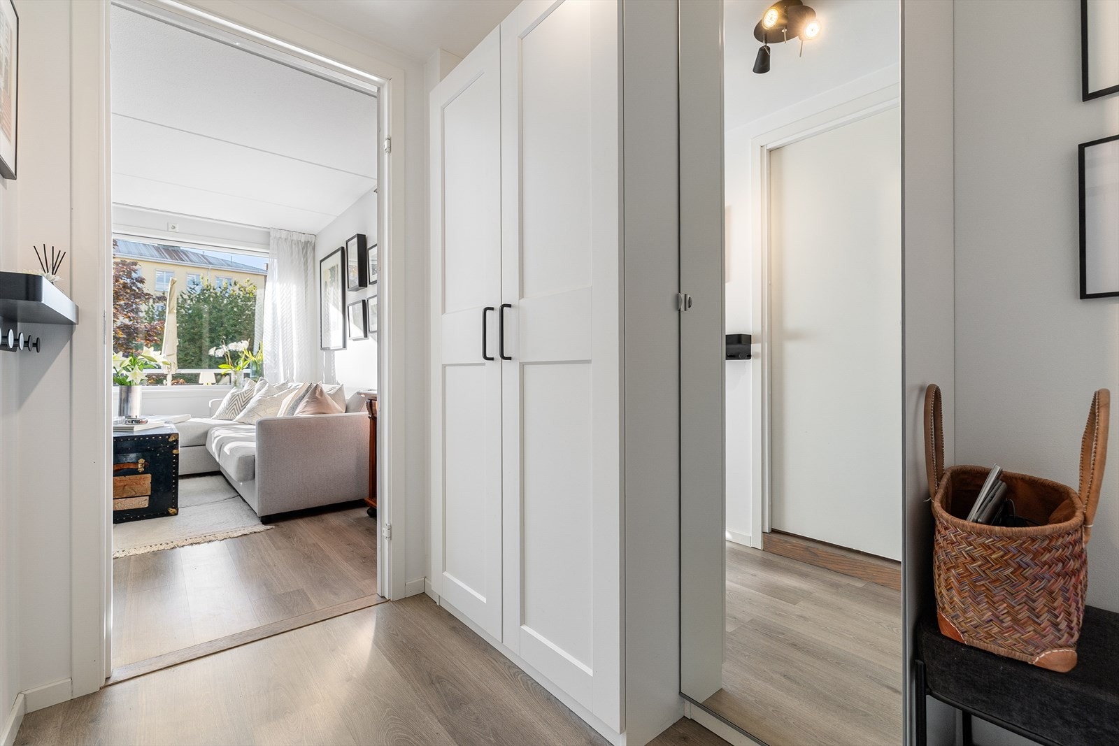 Det er plass til oppbevaring av sko og yttertøy i garderobeskap. Galleribilde