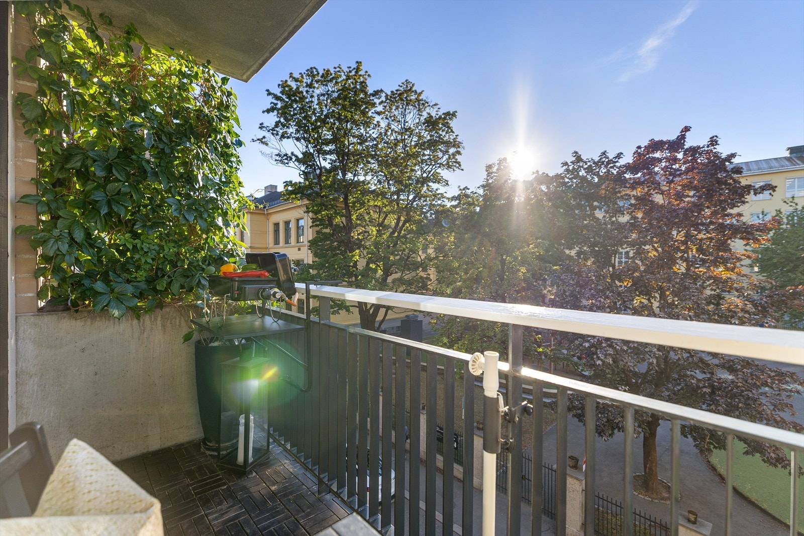 Vestvendt, overbygget balkong med gode ettermiddags- og kveldssolforhold og åpent utsyn. Balkongen har plass til sittegruppe, grill og beplantning. Galleribilde