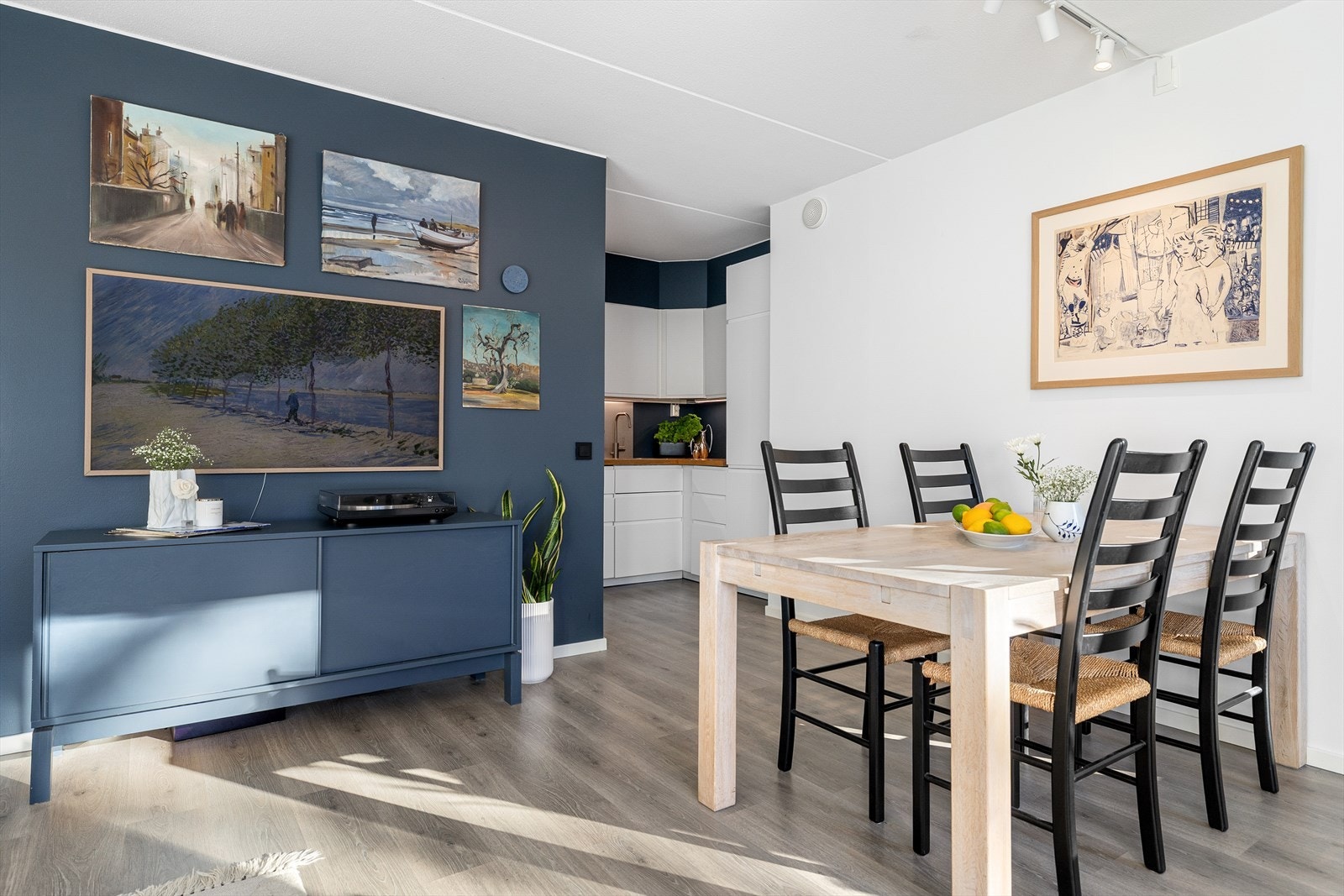 Ved kjøkkenet er det god plass til spisegruppe. Galleribilde