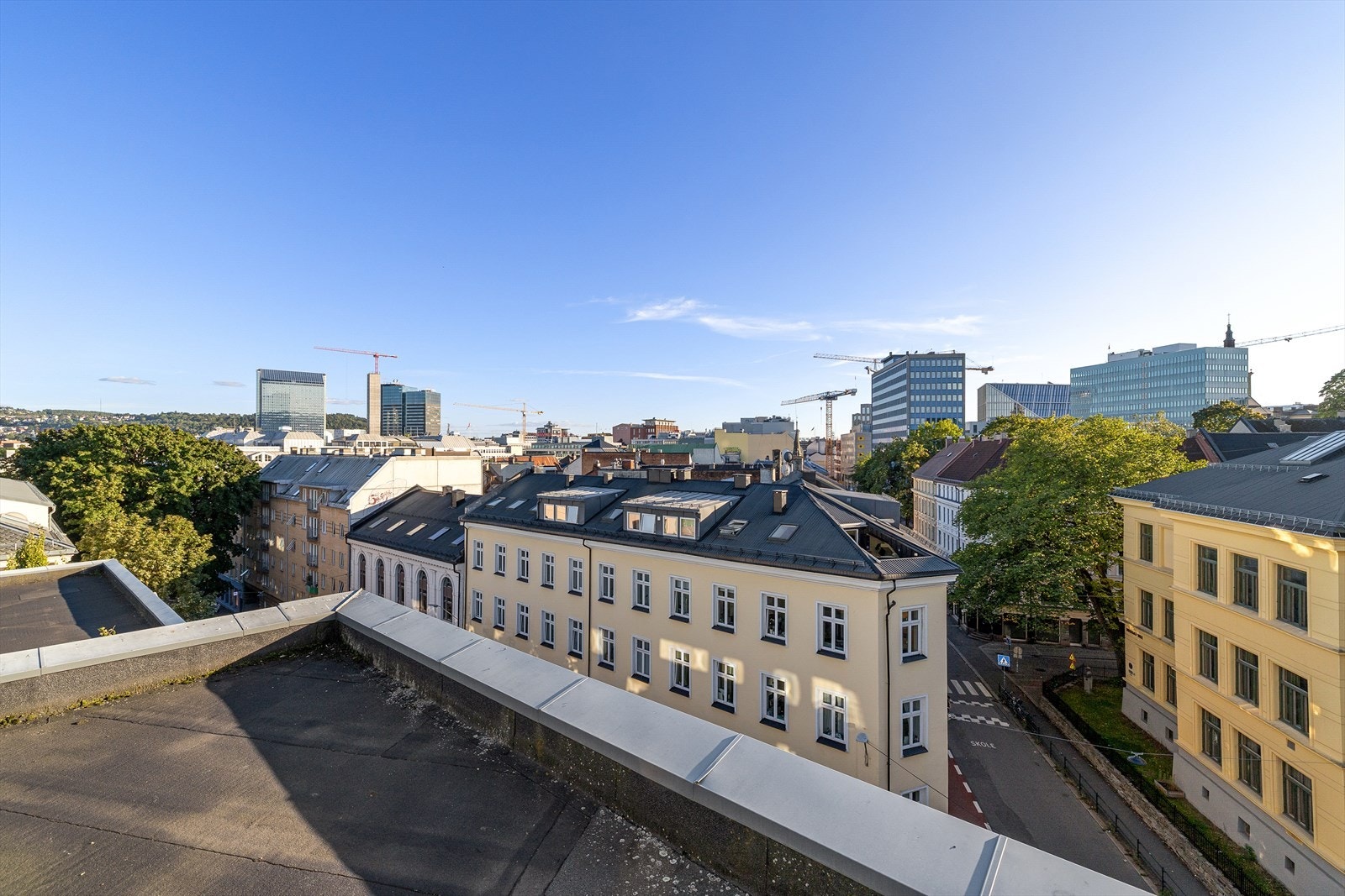 Her kan du nyte utsikten over byens tak. Galleribilde