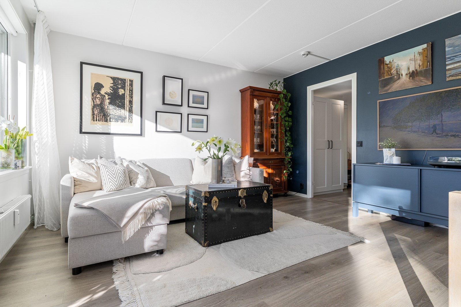 Det er god plass til sofa med tilhørende sofabord og TV-benk. Galleribilde