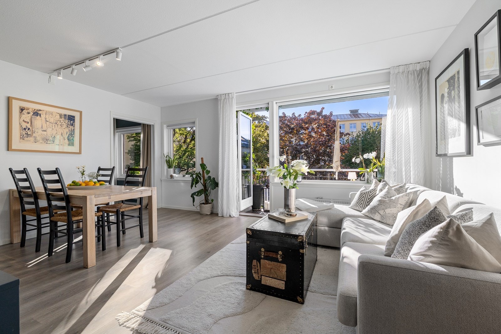 Haakon Telle Bøe har gleden av å presentere Møllergata 48. Foto: André Aakermann. Galleribilde