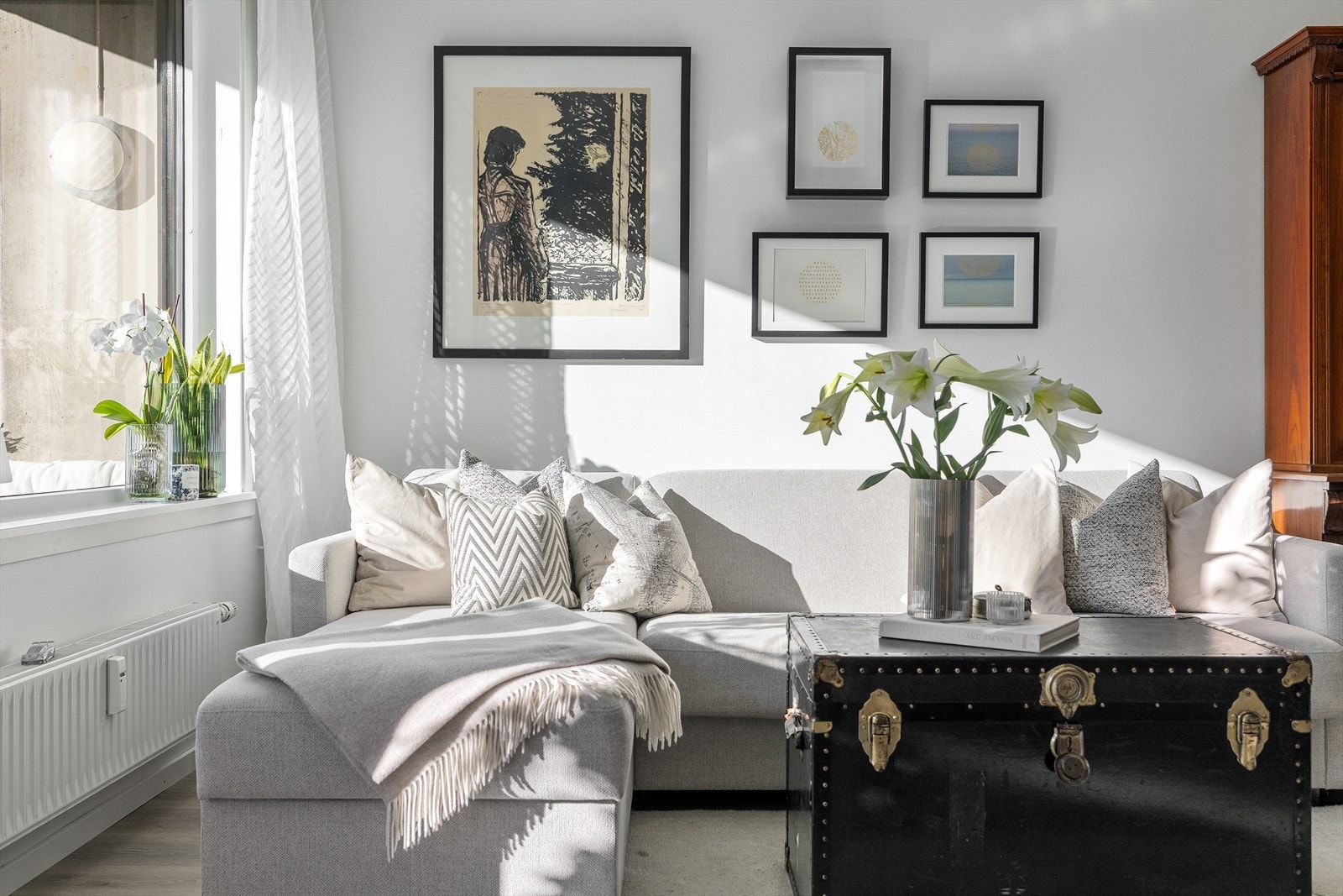 Store vindusflater og balkongdør slipper inn rikelig med dagslys. Galleribilde