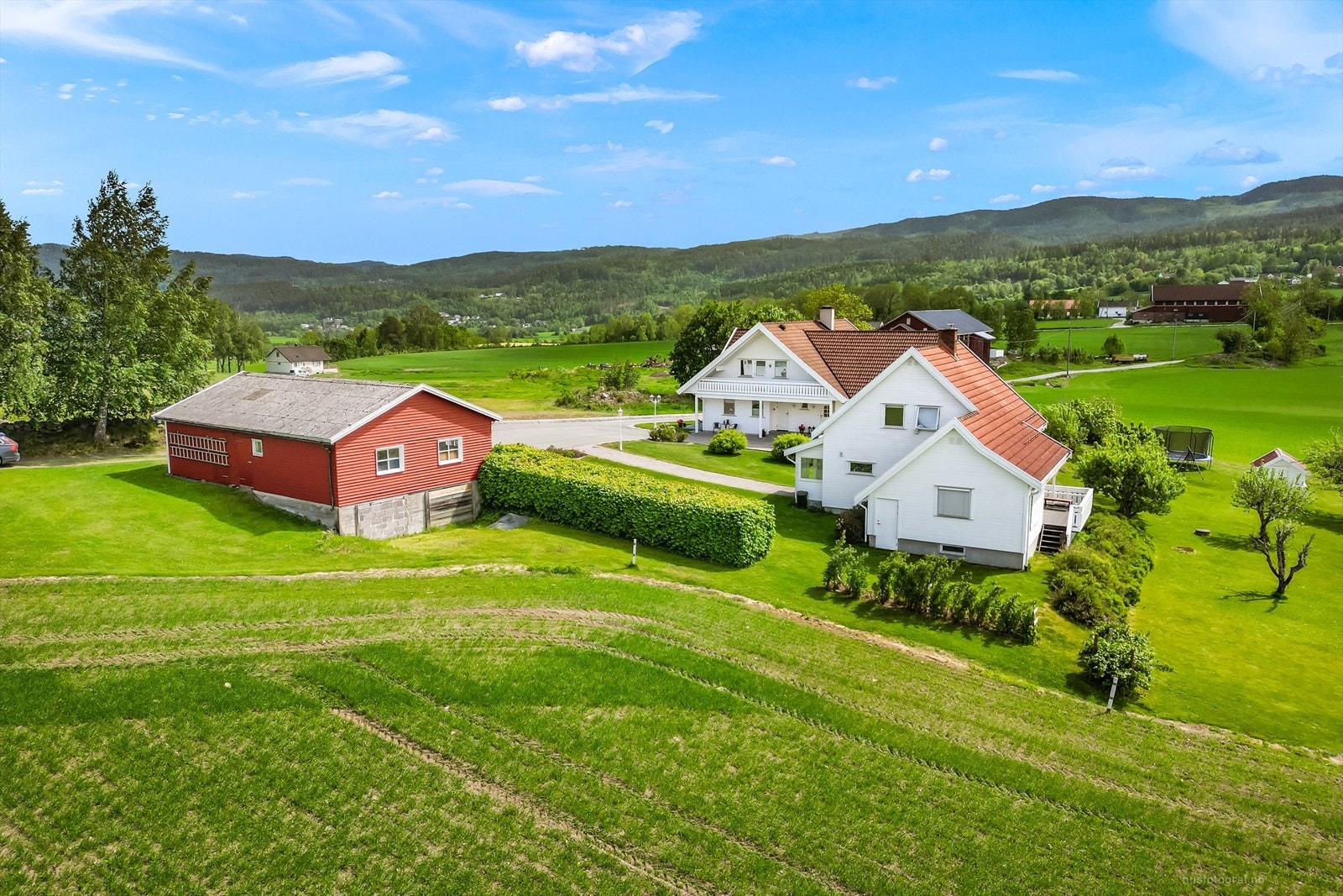 Eiendommen har en attraktiv og landlig beliggenhet med gode solforhold og flott utsikt. Her bor man fredelig og skjermet til i enden av privat gårdsvei, med ca. 350 meters avstand til hovedvei. Galleribilde