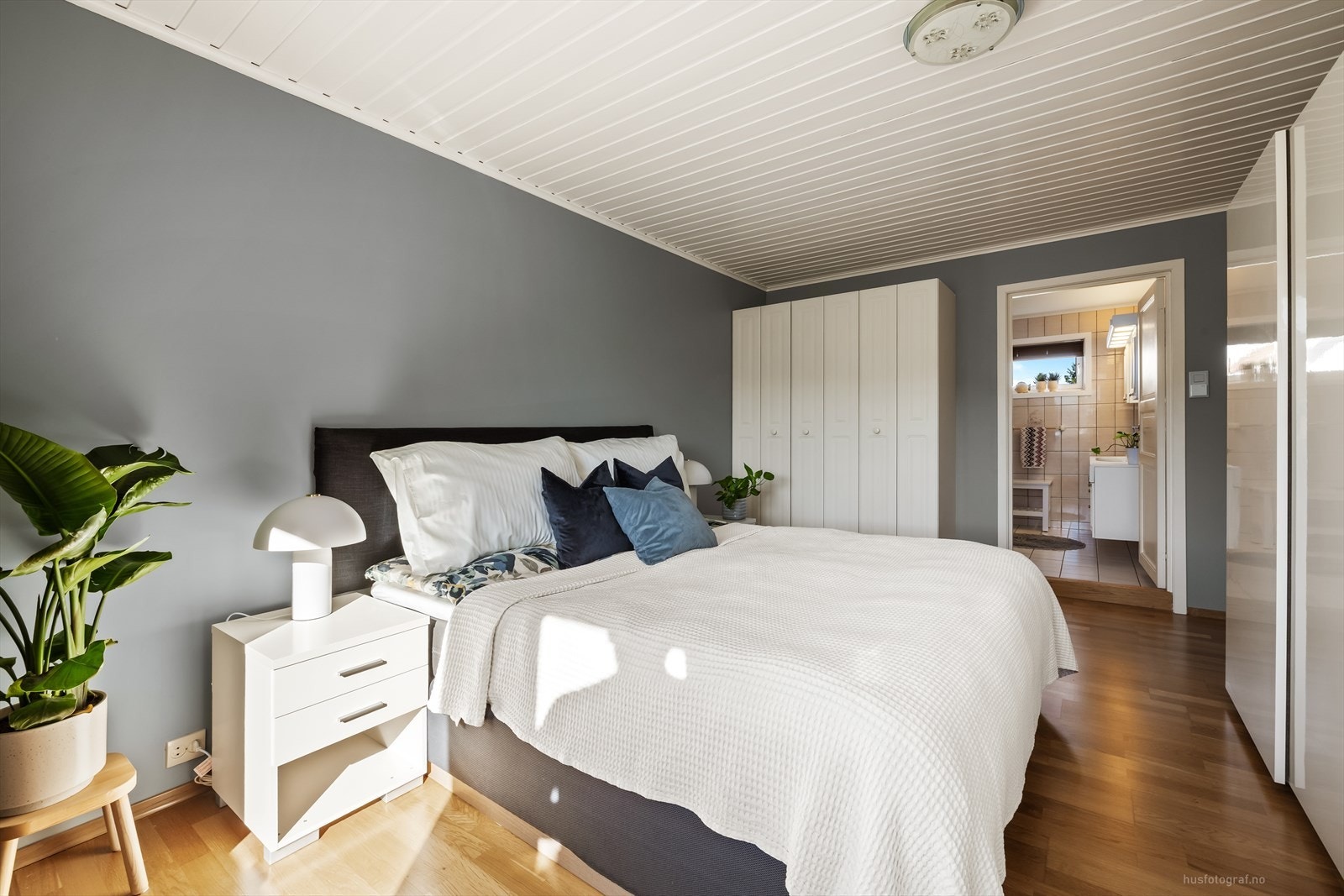 Soverommet har god plass til dobbeltseng med nattbord på begge sider. Rommet ligger i tilknytning til badet. Med over 5 m garderobeskap. Galleribilde