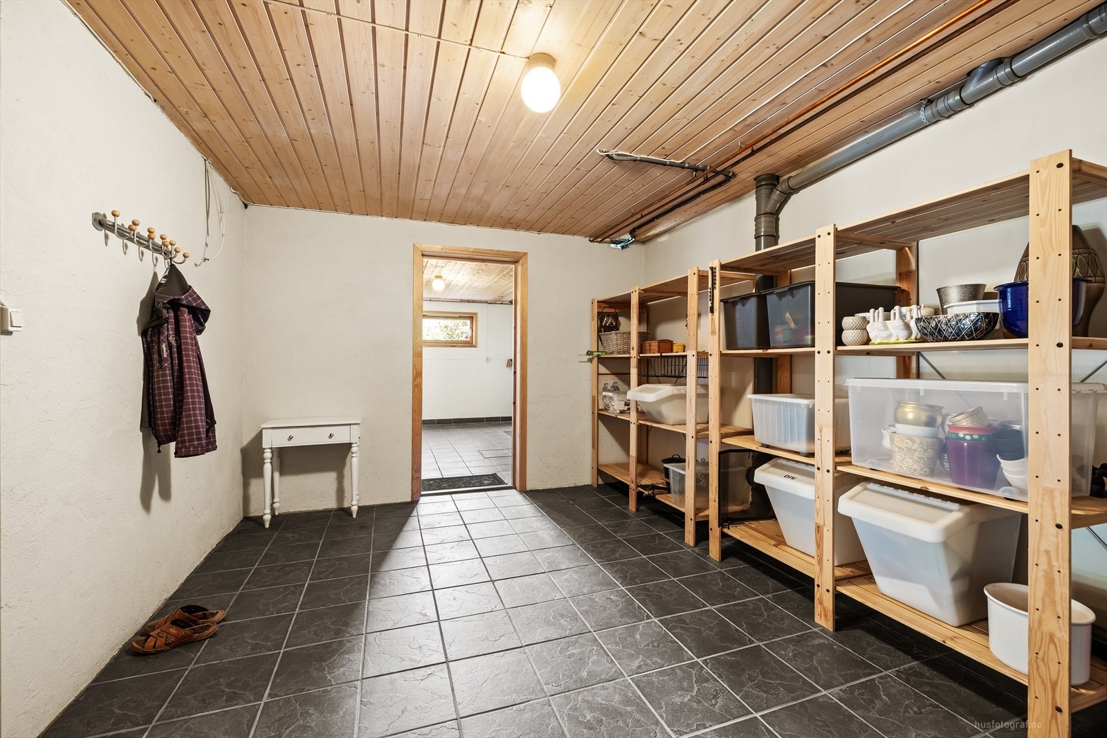 Etasjen har flere boder med rikelig lagringsplass. Galleribilde
