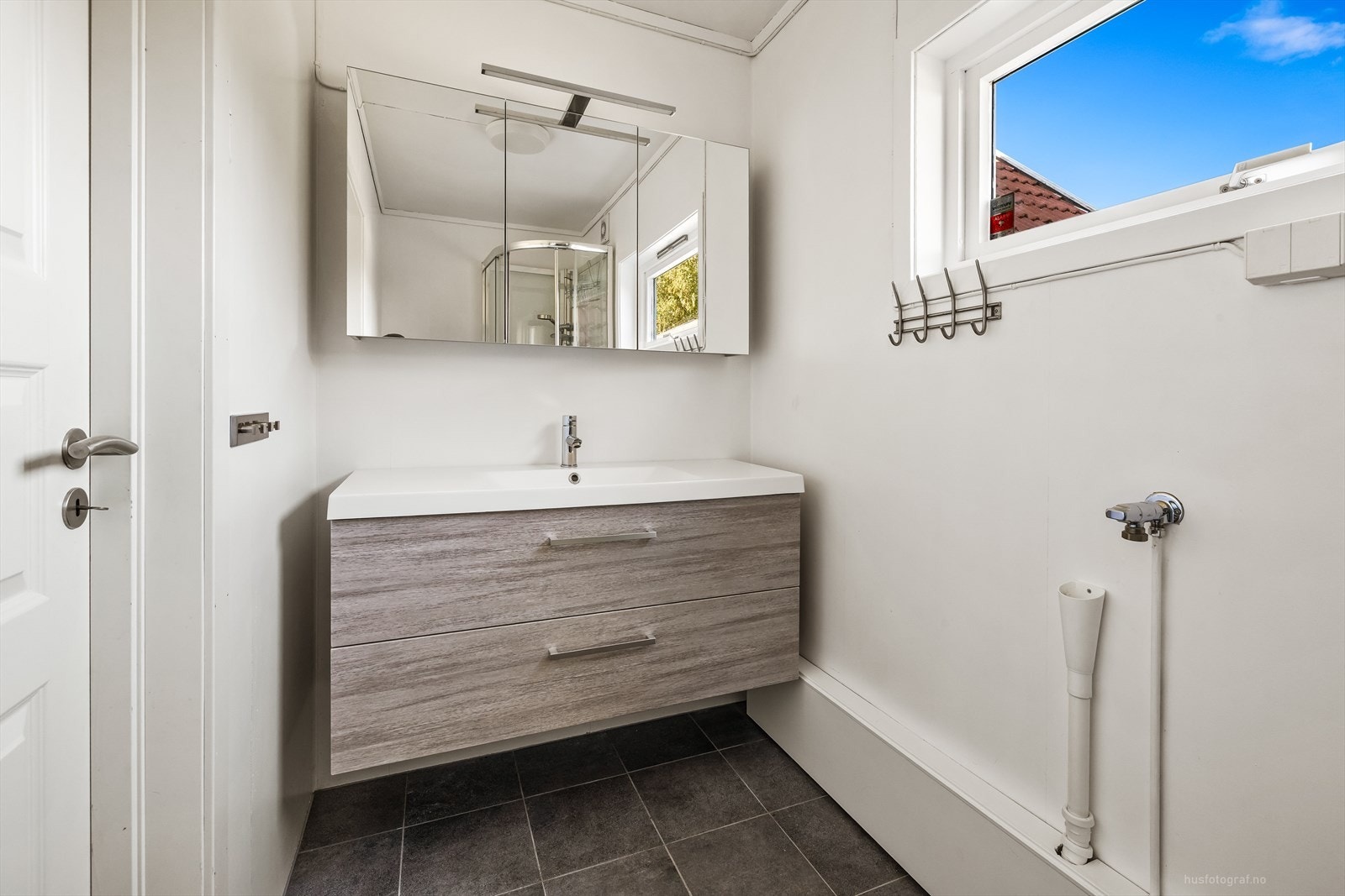 Badet ble overflateoppusset i 2020 med dokumentert arbeid fra rørlegger, elektriker og flislegger. Vegger med eldre baderomsplater overmalt i 2020, malte plater i himlingen. Flislagt gulv med elektriske varmekabler styrt via termostat. Oppgraderingsbehov. Galleribilde