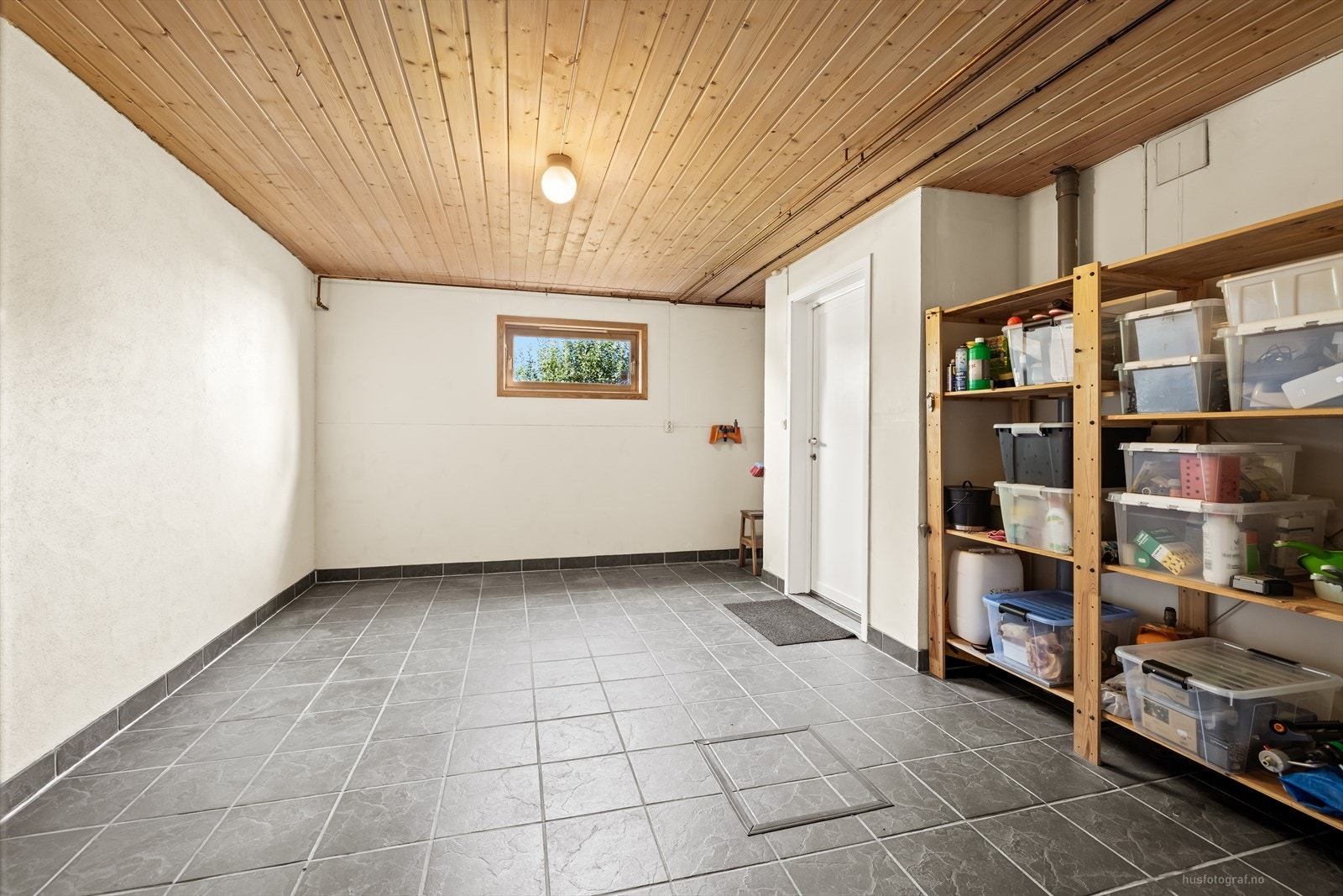 En av bodene har utgang til terreng. Galleribilde