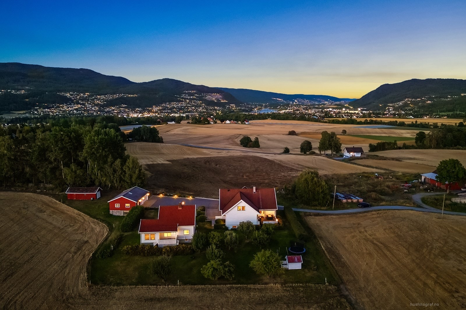 DNB Eiendom v/Kent Salte har gleden av å presentere Vinsvoldveien 307 og 309! Eiendommen ligger landlig til, men med nærhet til Mjøndalen og Hokksund. Galleribilde
