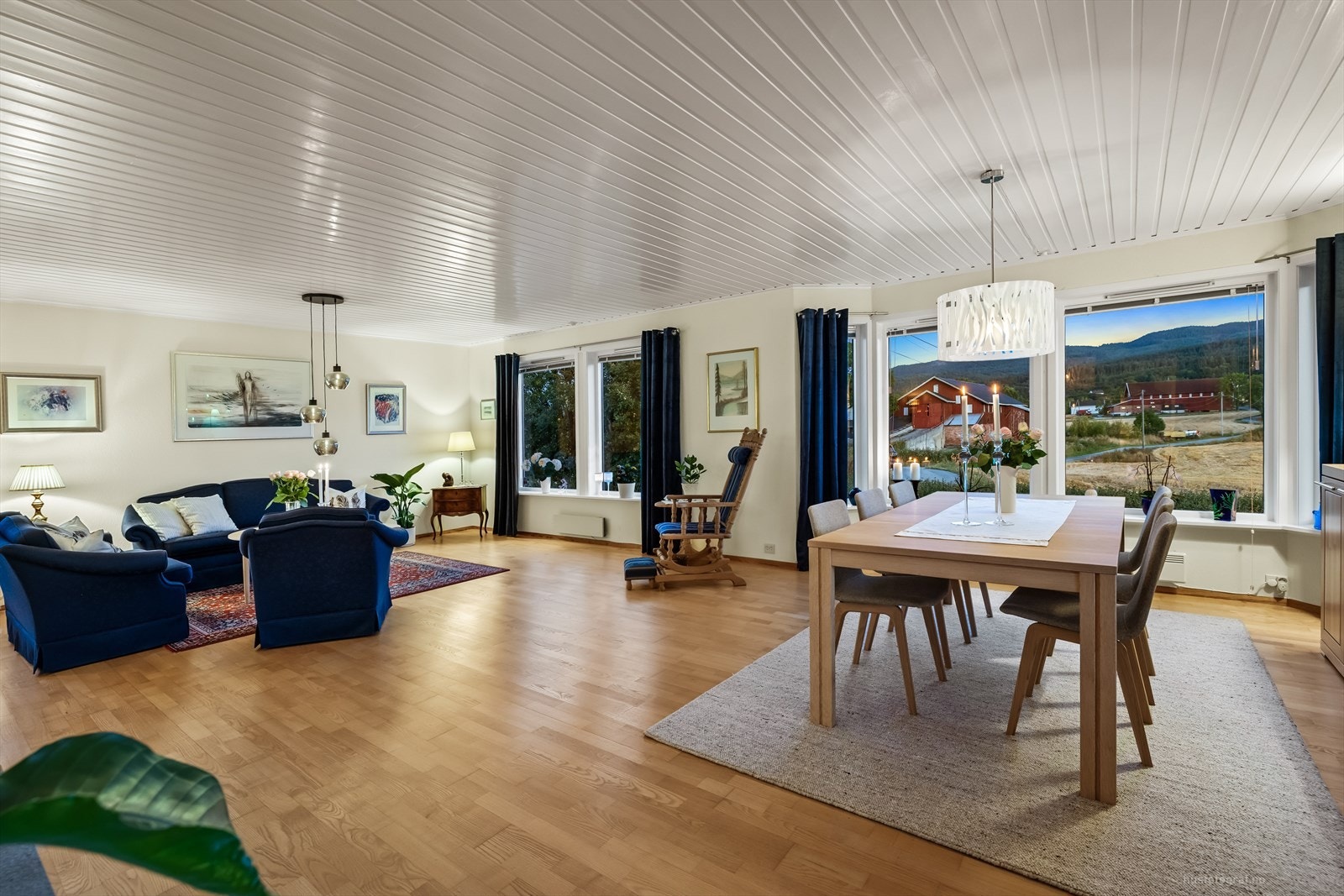 Stuen er gjennomgående og har plass til både sofagruppe og spisestue. Galleribilde