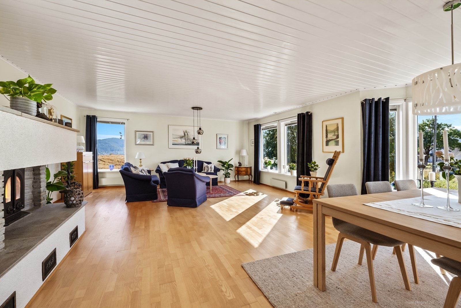 Romslig stue med god plass til flere sittegrupper. Galleribilde