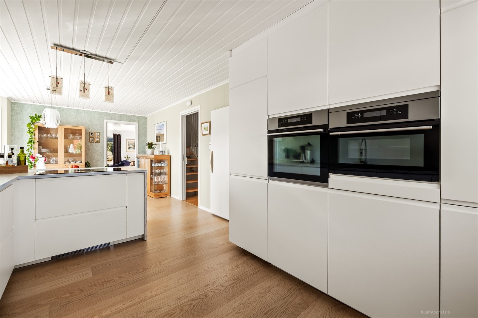 Det moderne IKEA kjøkkenet fra 2020 med slette fronter. Galleribilde