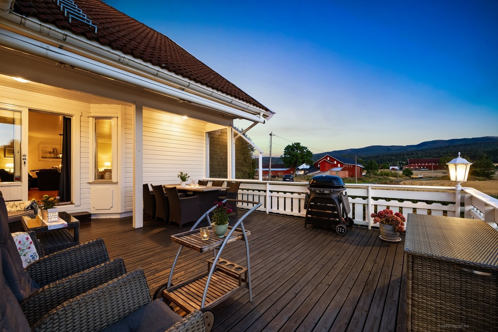 Uteplassen er godt skjermet og har plass til grill og utemøbler. Galleribilde