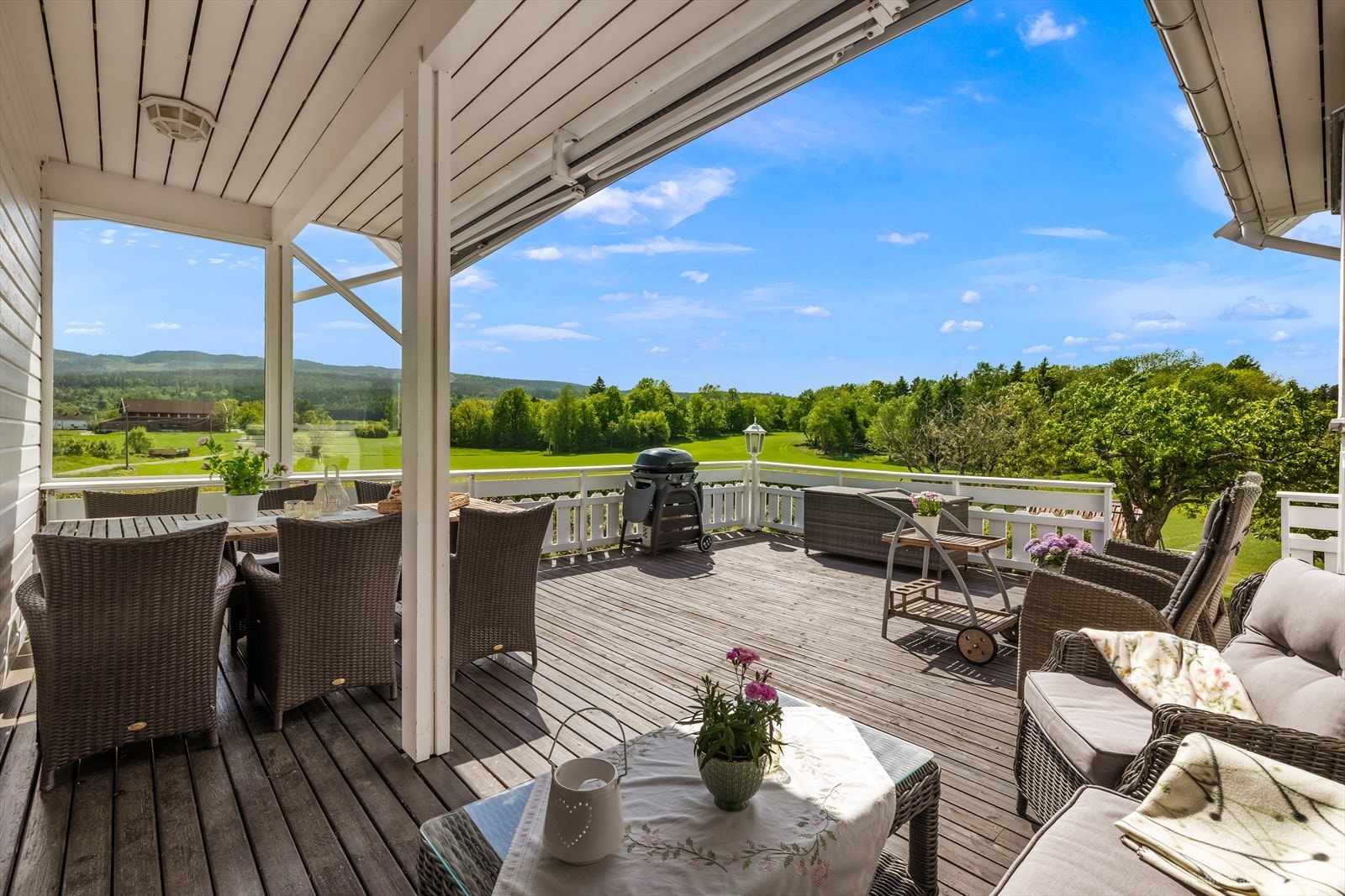 Utgang til solrik terrasse. Galleribilde