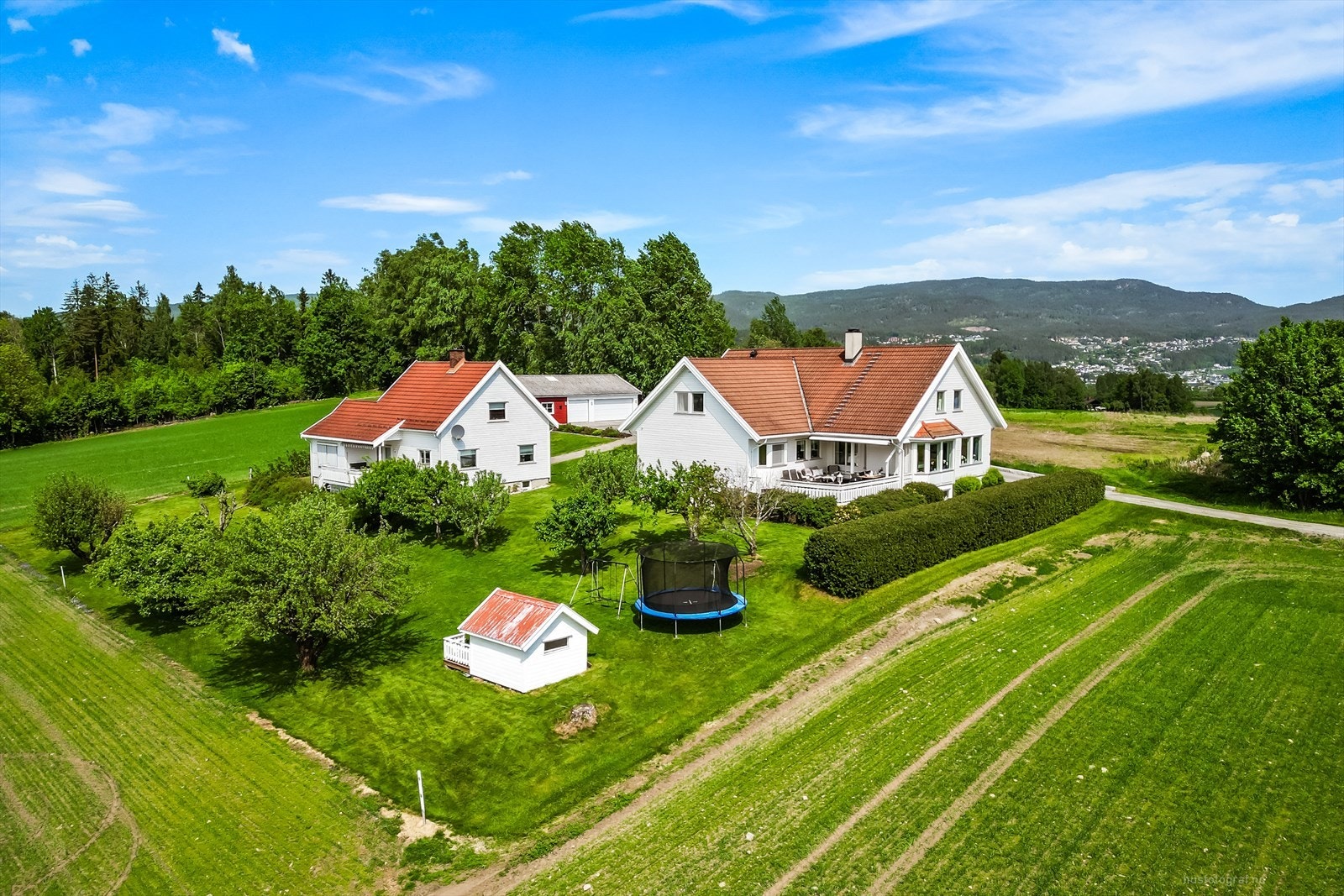 Eiendommen består av et småbruk på ca. 17,9 dekar med to bolighus (enebolig og våningshus), garasje med stallplass, vognskjul, dukkestue, dyrket mark, beitearealer og skog. Galleribilde
