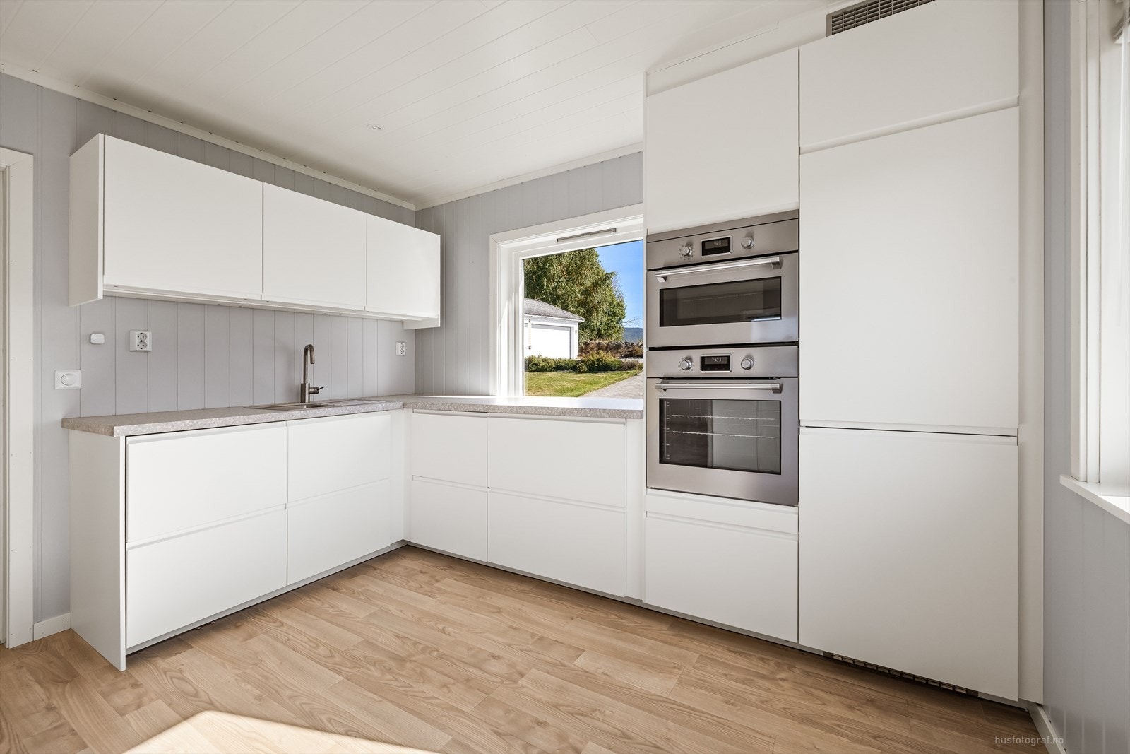 Kjøkkenet fra 2020 har IKEA-innredning med laminerte og profilerte fronter. Underskap, overskap, høyskap og øyløsning med sitteplasser. Laminert benkeplate, oppvaskkum og blandebatteri. Galleribilde