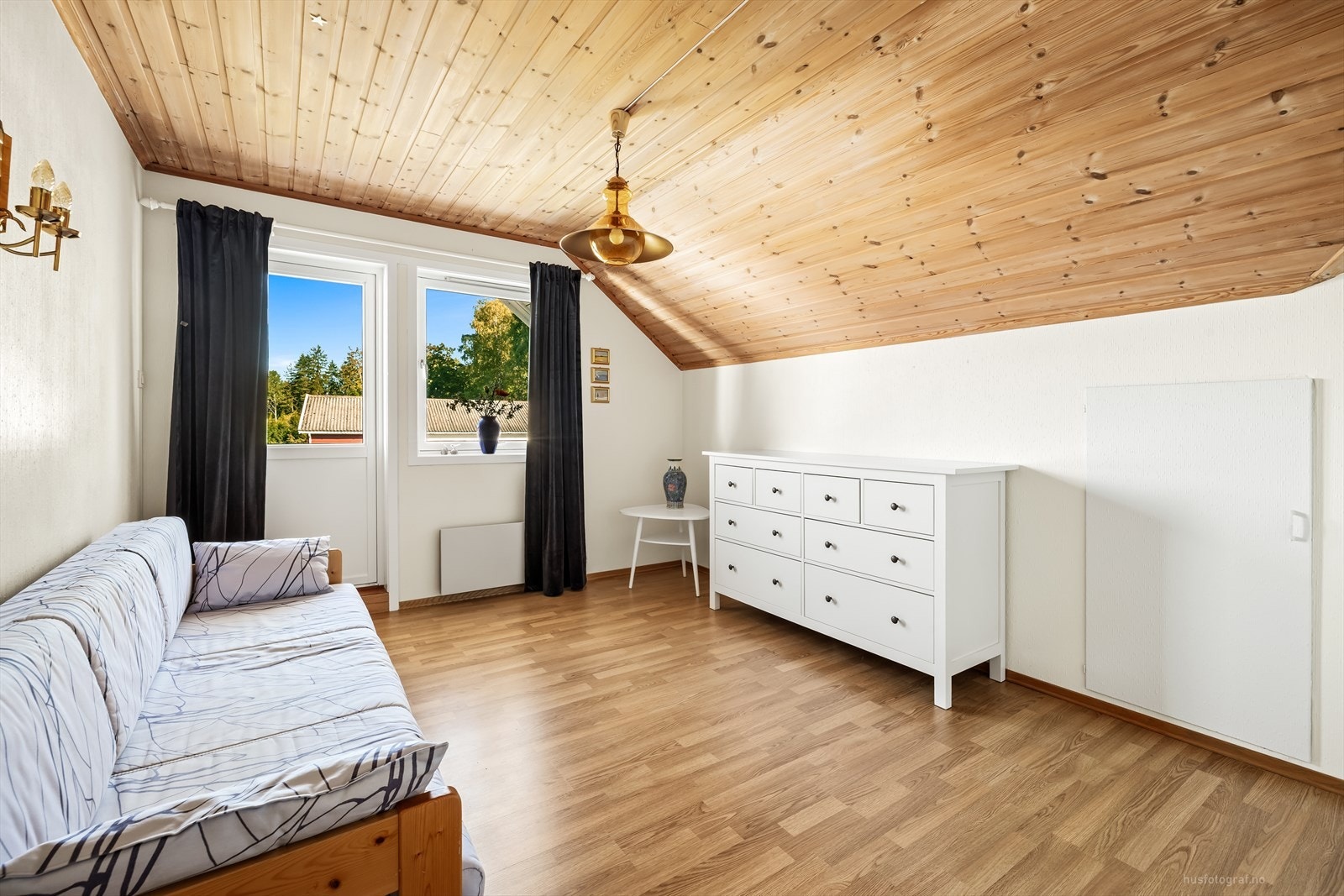 Soverom 5 med utgang til balkong, dette rommet er opprinnelig loftstue. Galleribilde