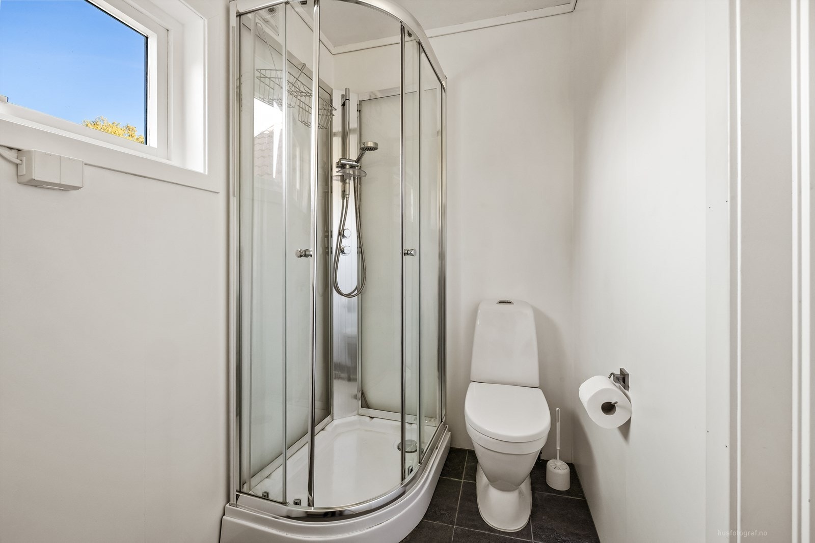 Bad oppgradert 2020 med WC, dusjkabinett, baderomsinnredning og fliser med varmekabler på gulv. Galleribilde